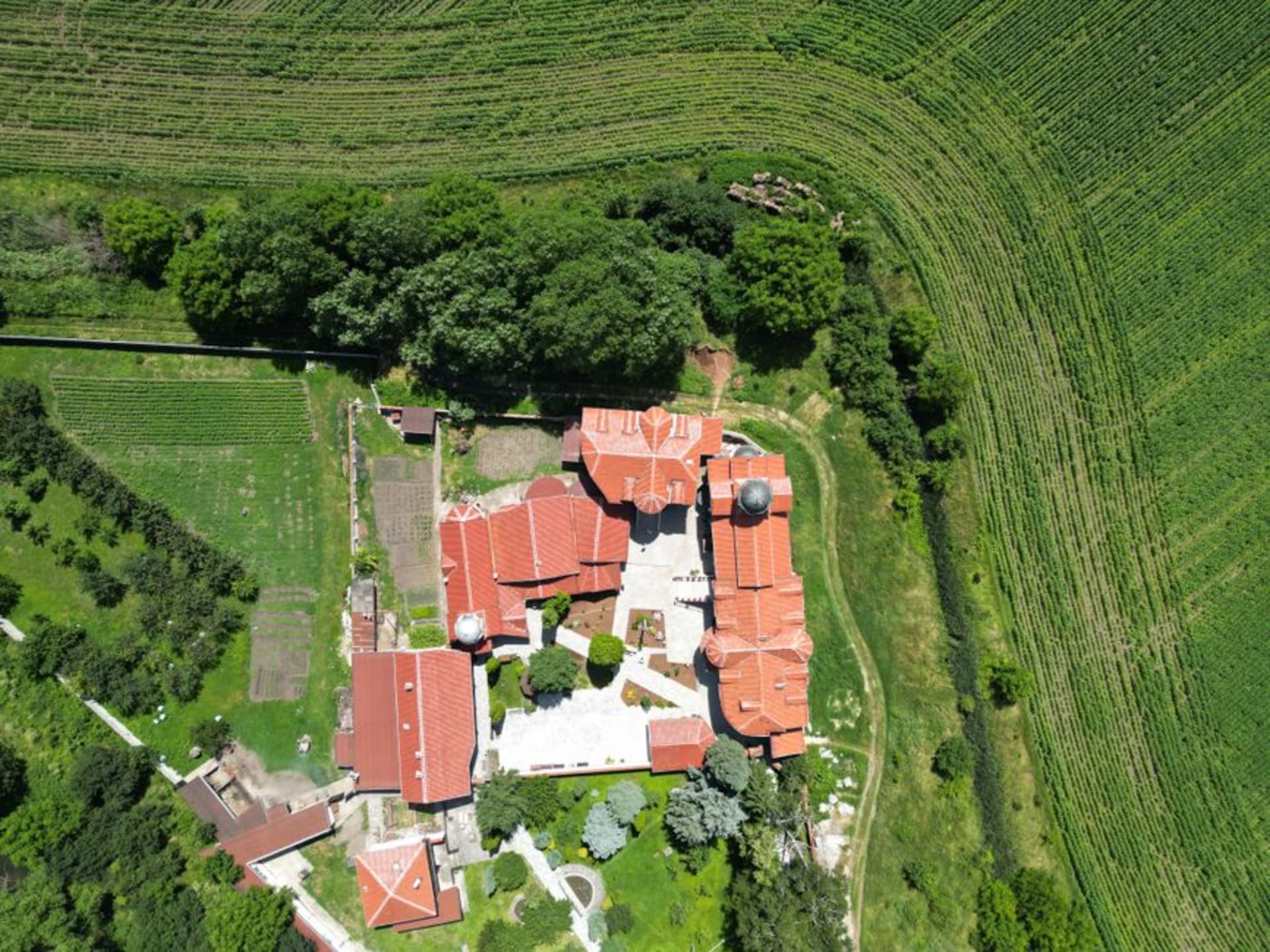 Edificios de tejado rojo del monasterio de Cerveny Klastor junto a un río de montaña