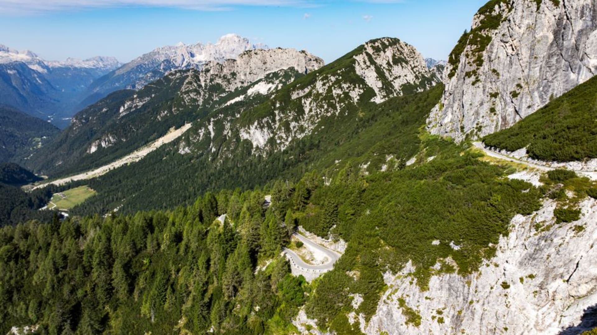 Una serie de curvas cerradas apiladas subiendo por los tramos numerados de la carretera del Paso de Vršič a través de los Alpes Julianos