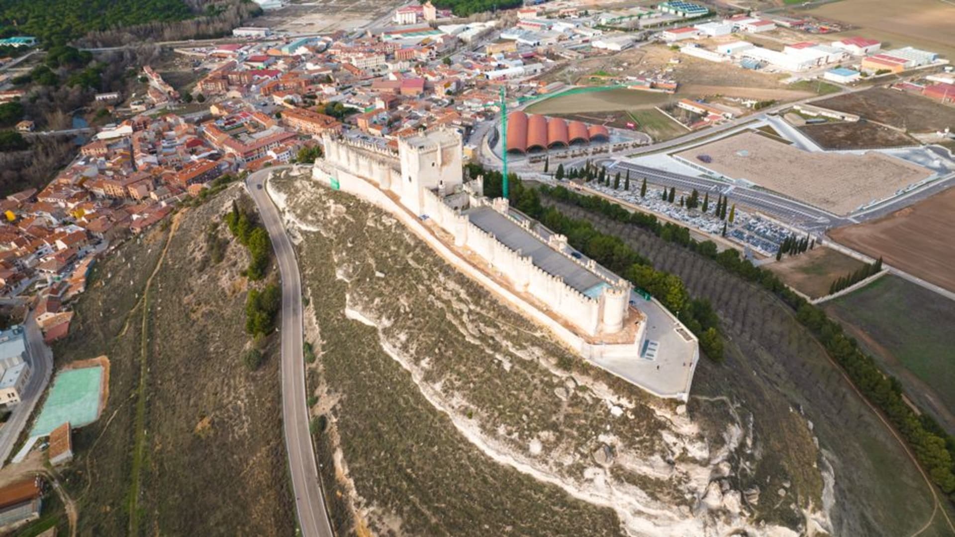 Chinchilla de Monte-Aragón's hilltop castle and whitewashed old town rising above the plains of the Castilian meseta