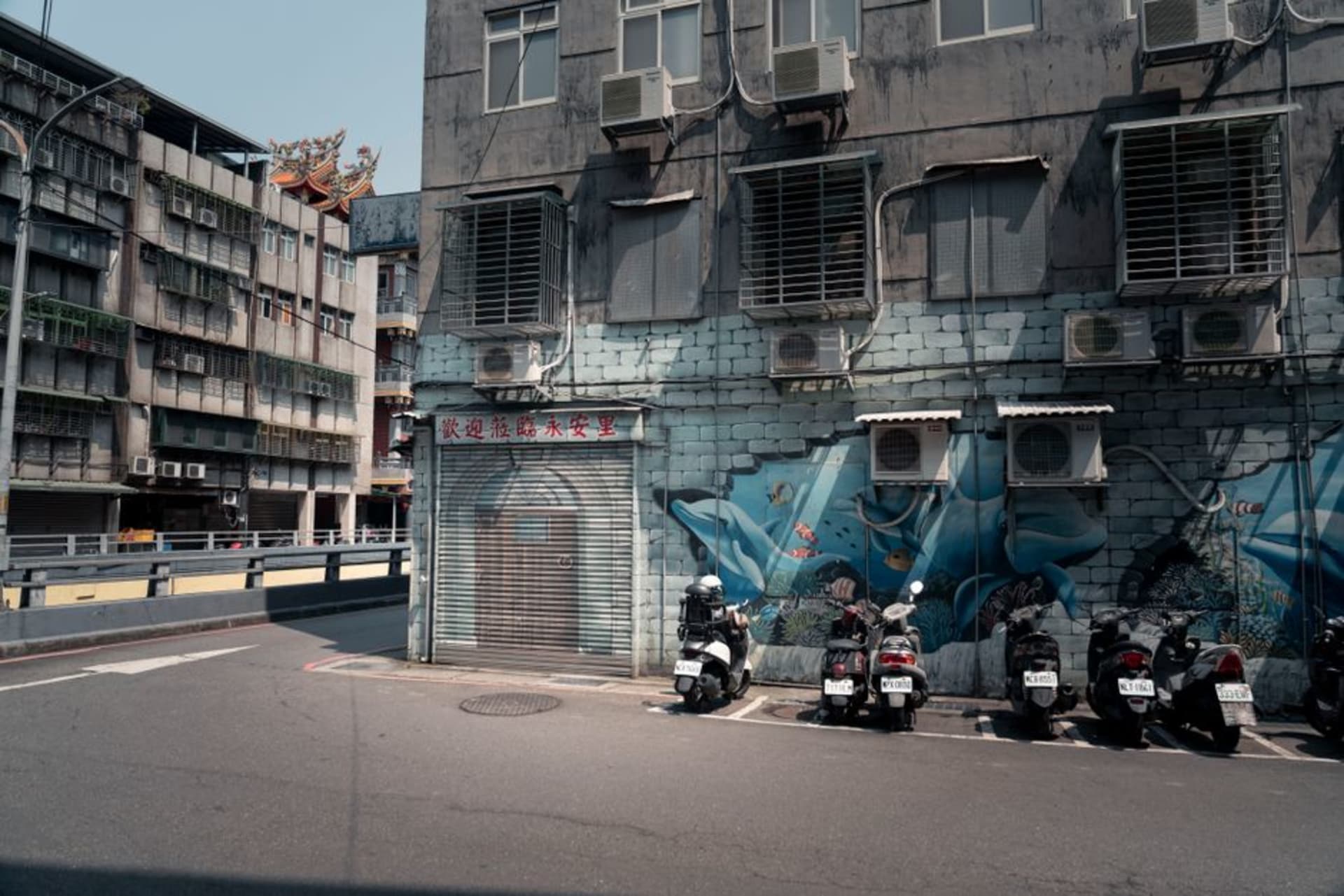 Rangées d'immenses haut-parleurs montés sur un mur de béton au Beishan Broadcasting Wall à Kinmen, face à la mer en direction de la Chine continentale