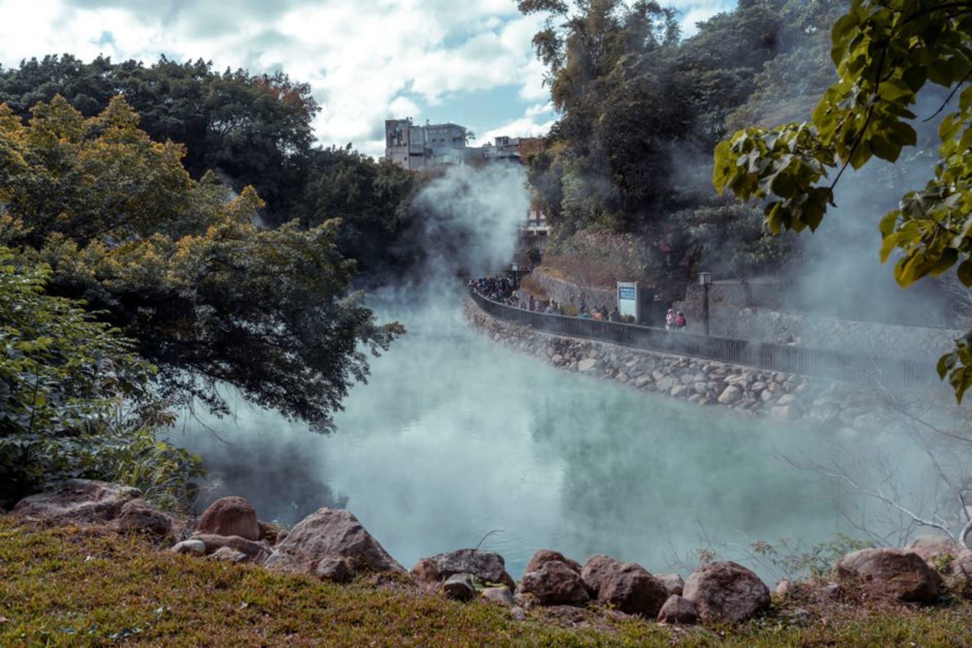 Piscinas naturales de aguas termales entre rocas en un lecho de río boscoso en Sichongxi, en las colinas cerca de Hengchun, Taiwán