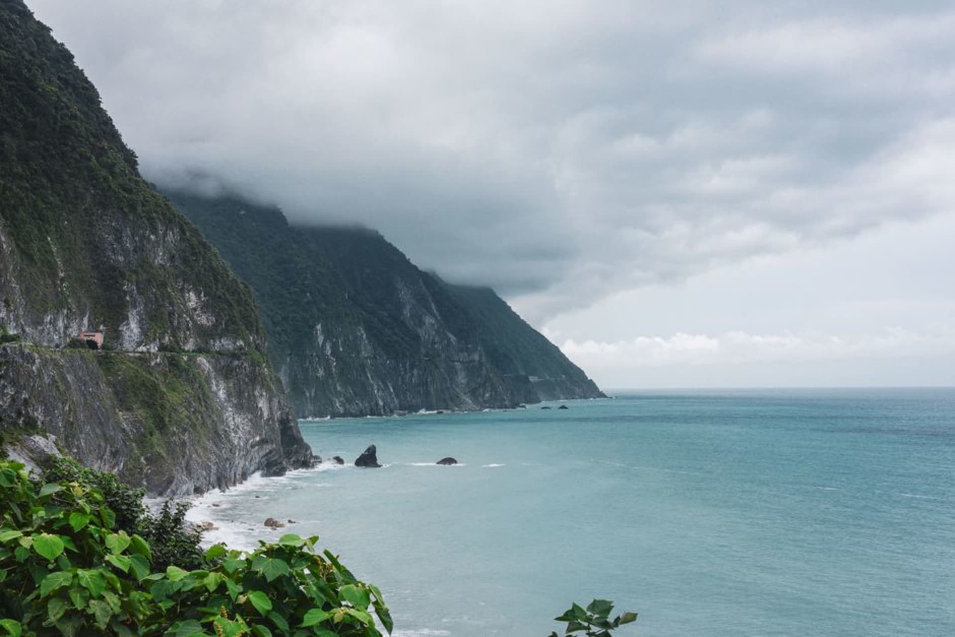 La cara vertical de mármol del Acantilado Qingshui cayendo directamente al profundo océano Pacífico azul a lo largo de la carretera de la costa este de Taiwán