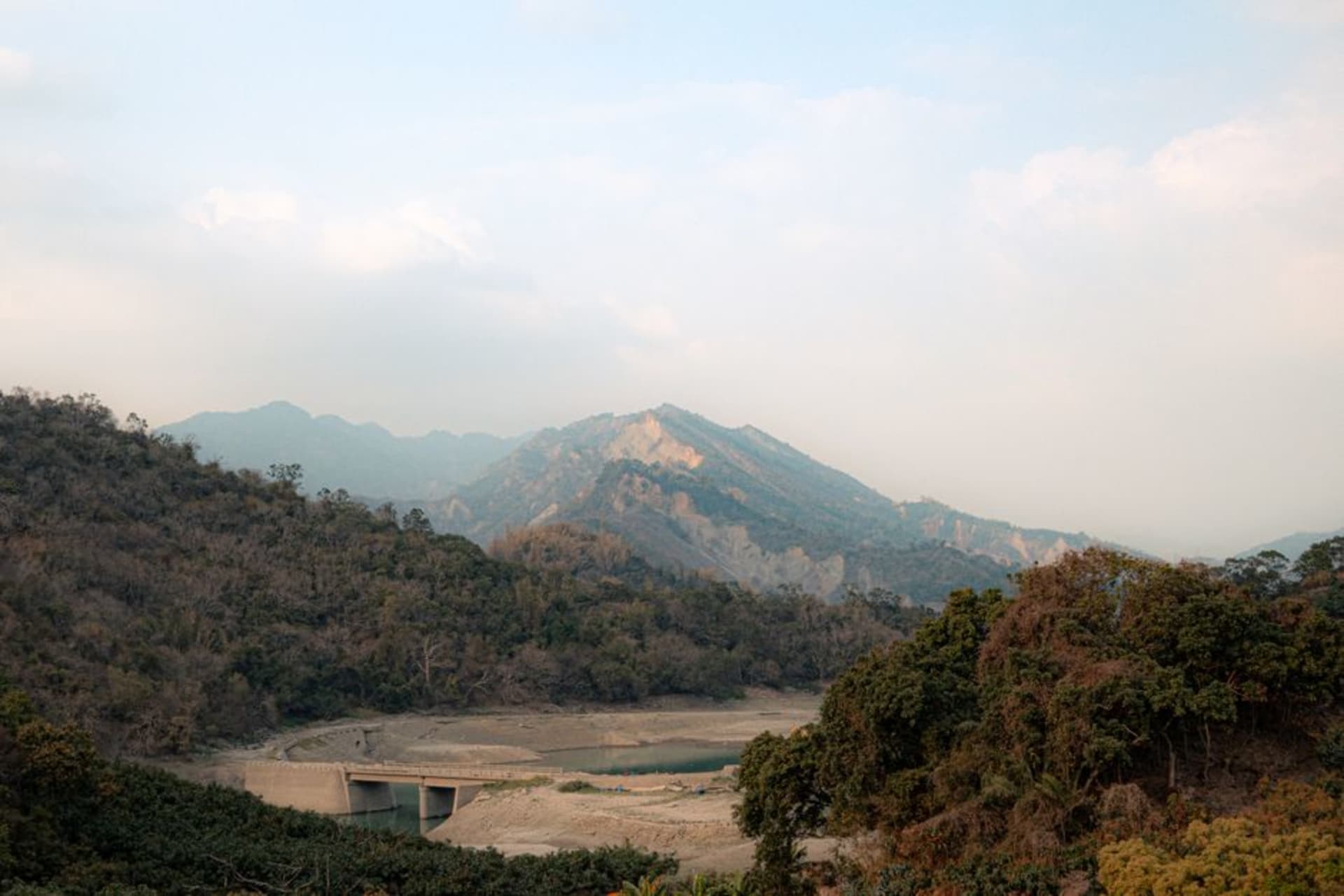 La costa irregular, con forma de coral, del Embalse de Wushantou vista desde una colina, con ensenadas boscosas extendiéndose hacia el horizonte