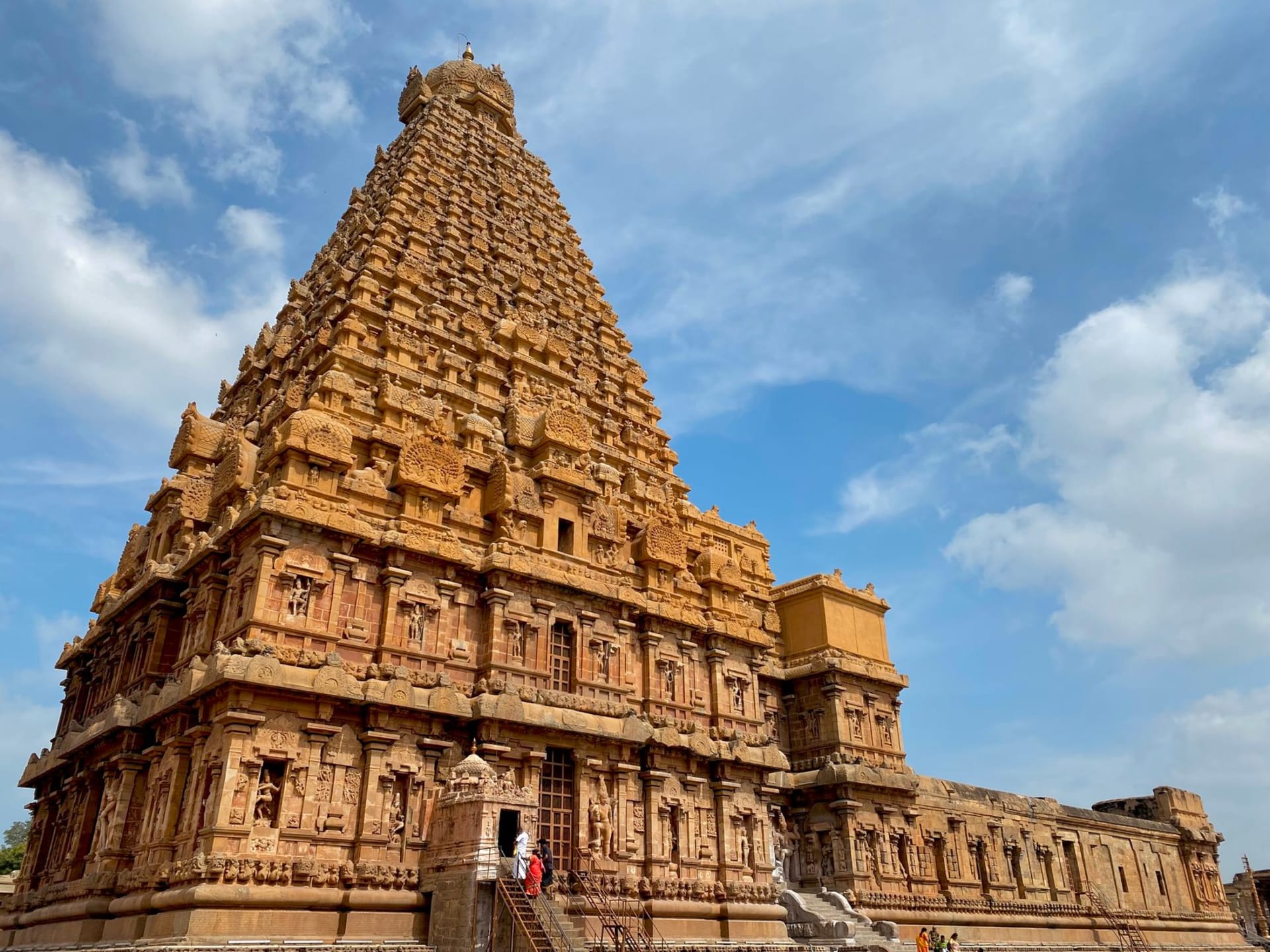 El vimana del templo Brihadeeswarar elevándose 66 metros sobre la plana llanura del delta del Kaveri, con su sombra de granito cayendo sobre el patio interior al mediodía