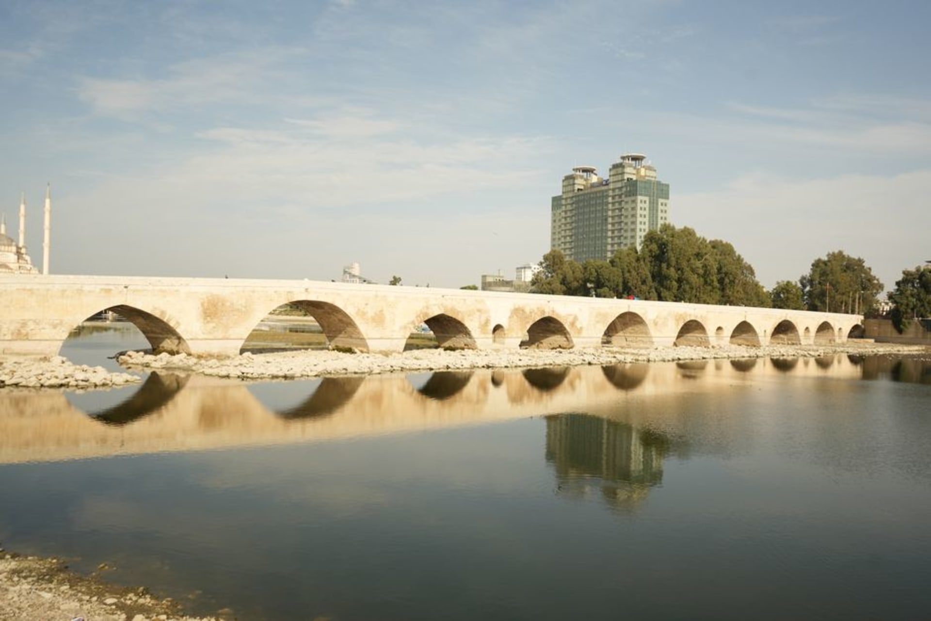 El puente romano de piedra Taşköprü cruzando el río Seyhan en Adana