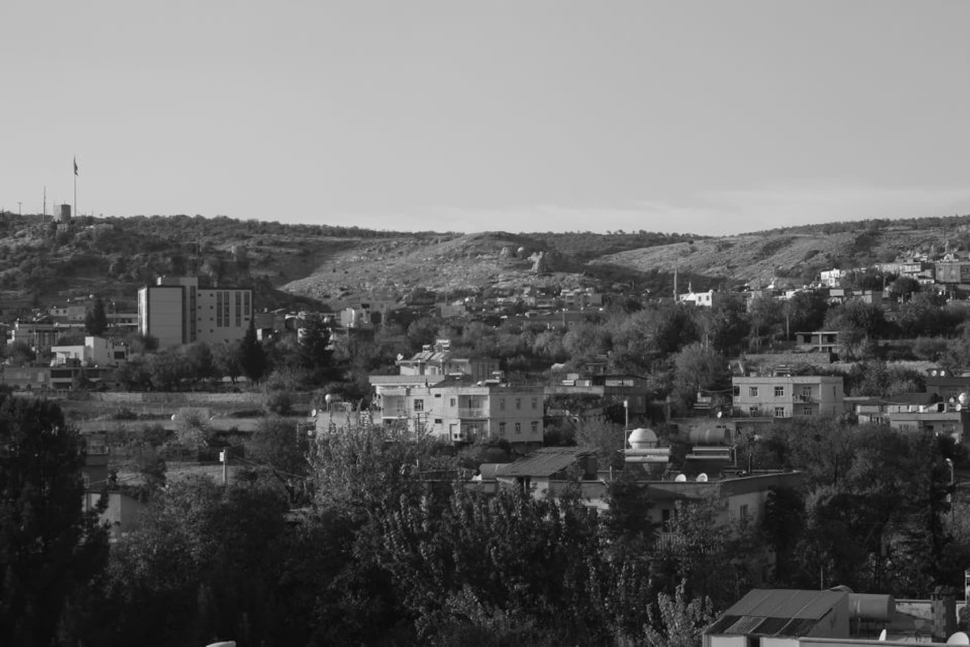 Les imposants remparts de basalte noir de Diyarbakır s'étirant le long de la vallée du Tigre au coucher du soleil