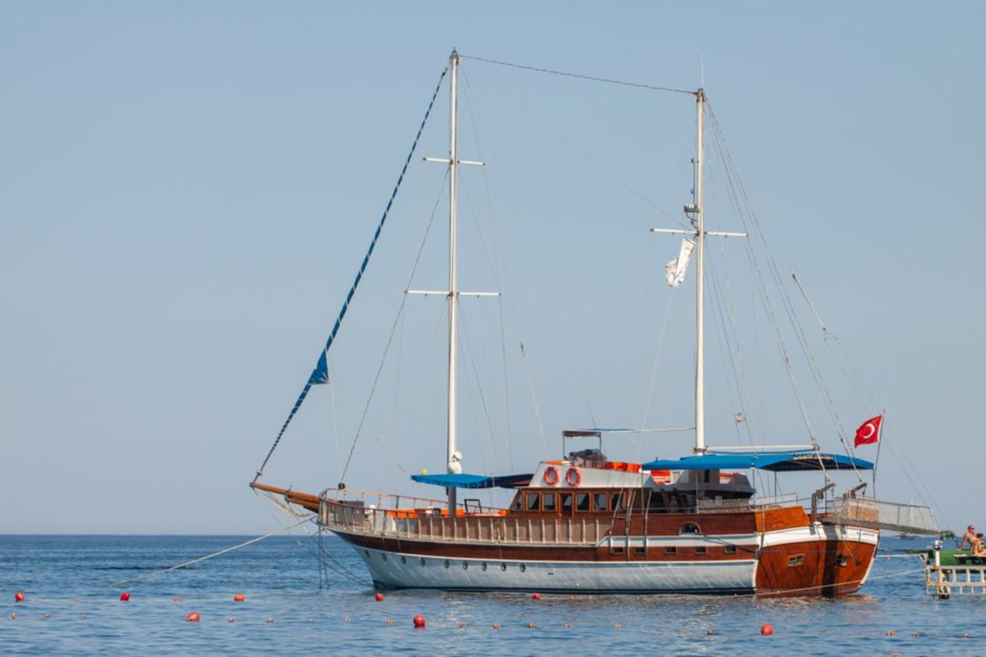 Des rangées de gulets à voile amarrés dans la marina de Marmaris