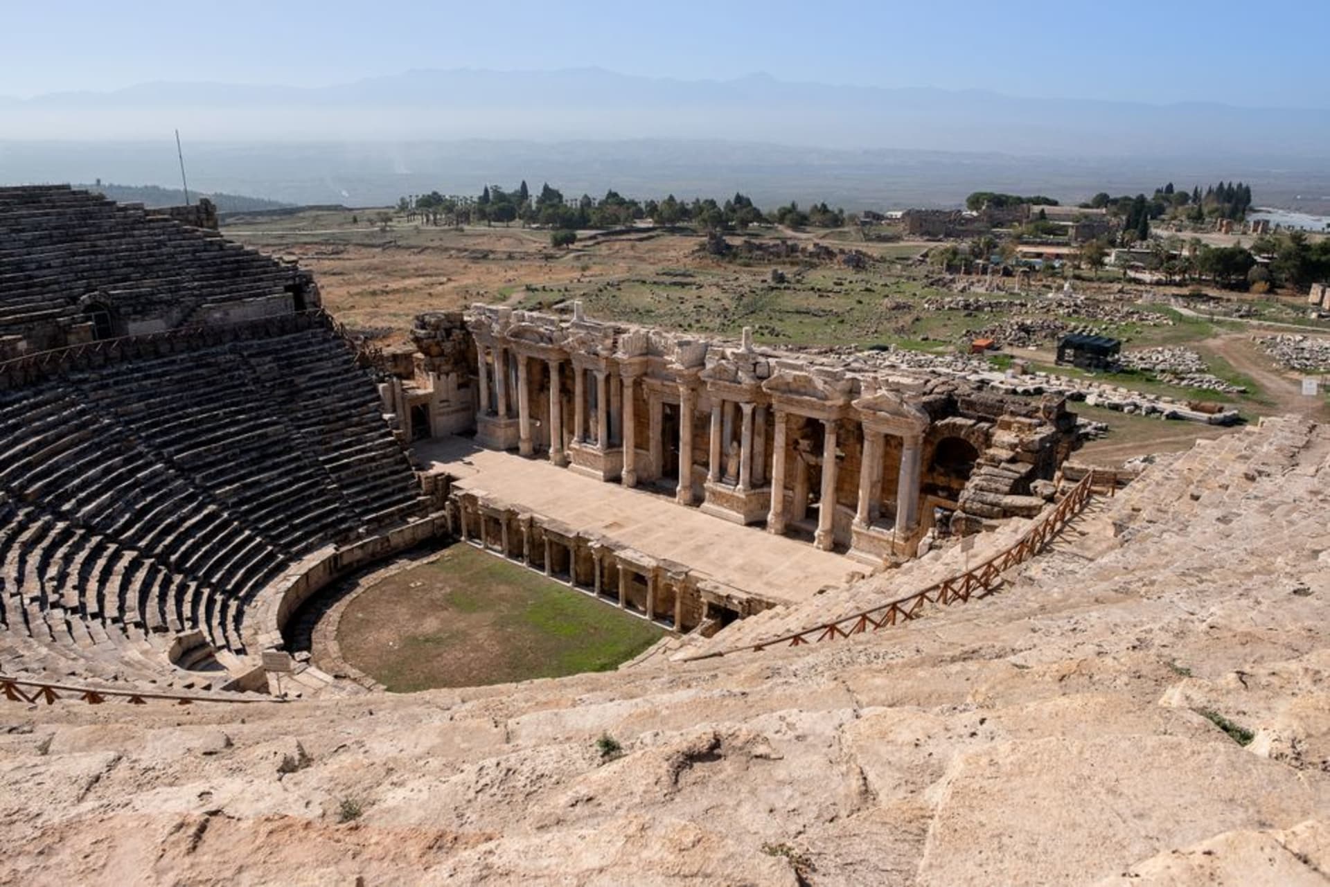 Le vaste théâtre romain de Milet s'élevant en gradins au-dessus de la plaine marécageuse environnante