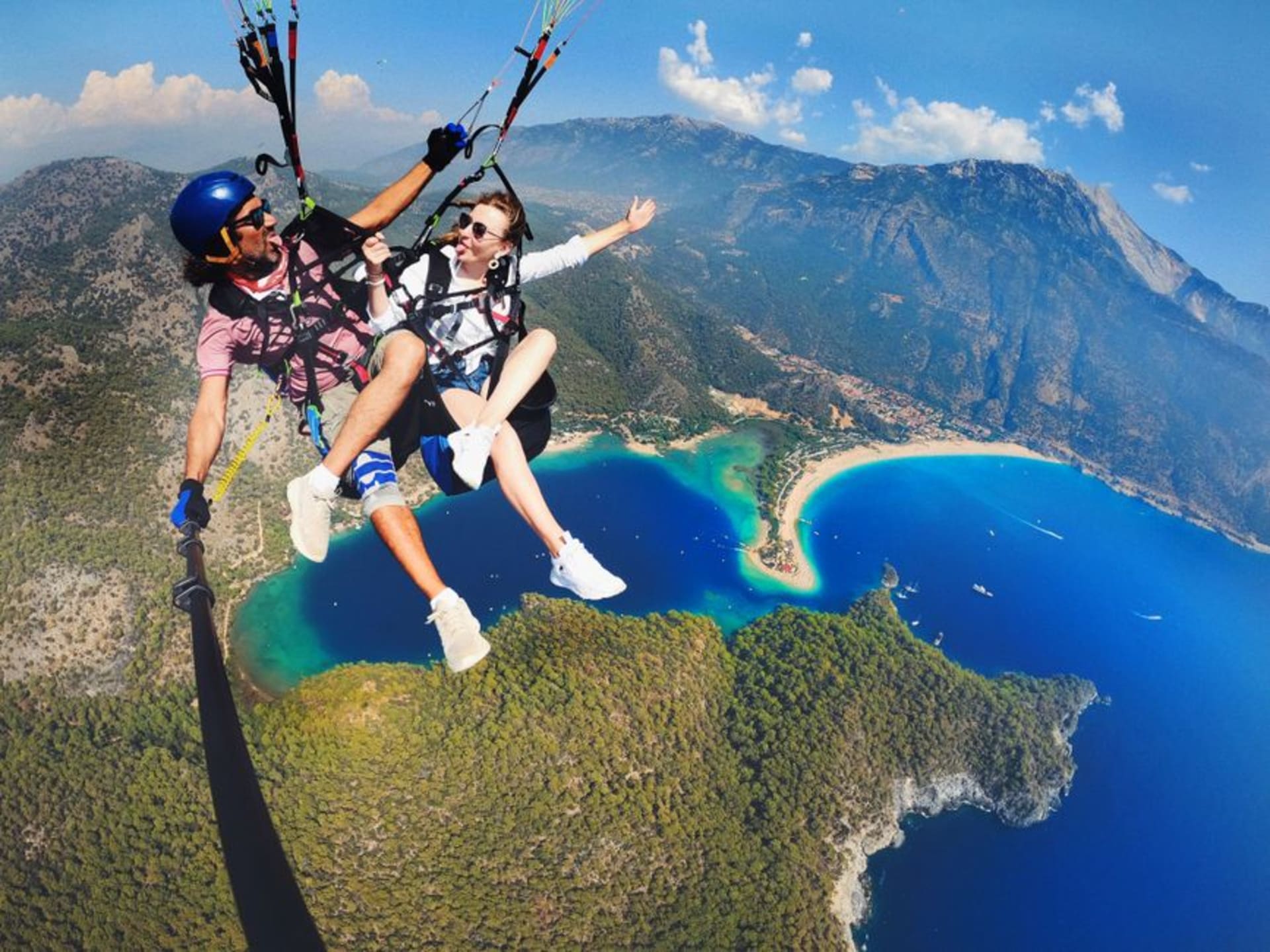 Parapentistas descendiendo sobre la turquesa Laguna Azul de Ölüdeniz