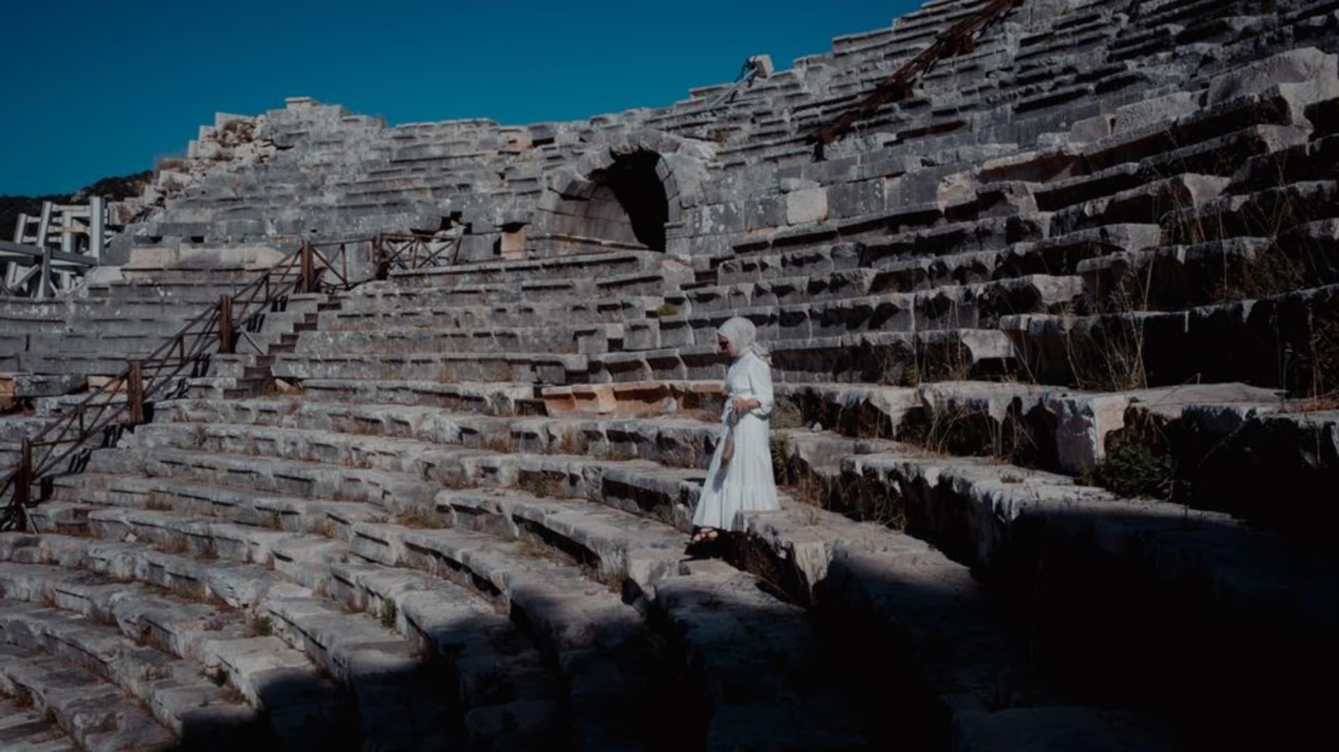 El teatro romano de Patara con dunas de arena y la larga playa visible detrás de las ruinas