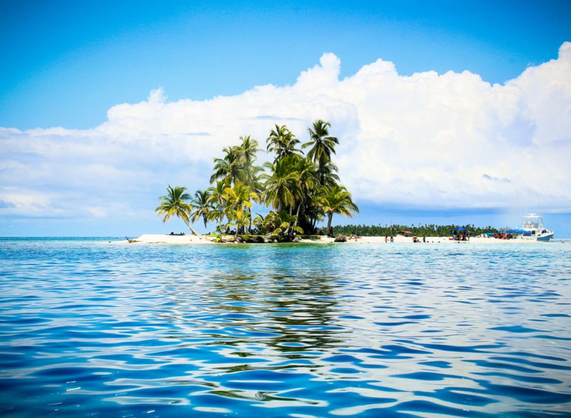 Plage de sable blanc et cocotiers sur l'îlot de Tepuka avec le lagon turquoise de Funafuti en arrière-plan