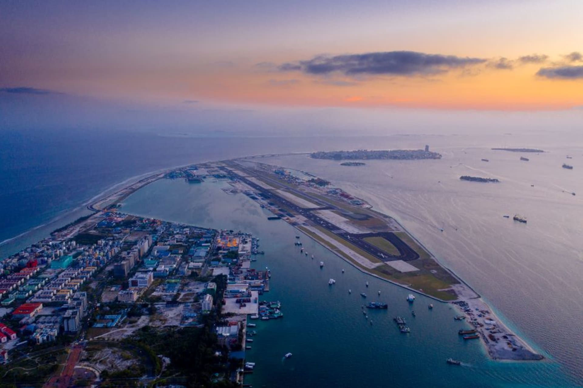 La pista de aterrizaje en Vaiaku, Funafuti, vacía de aviones y usada como espacio comunitario al atardecer