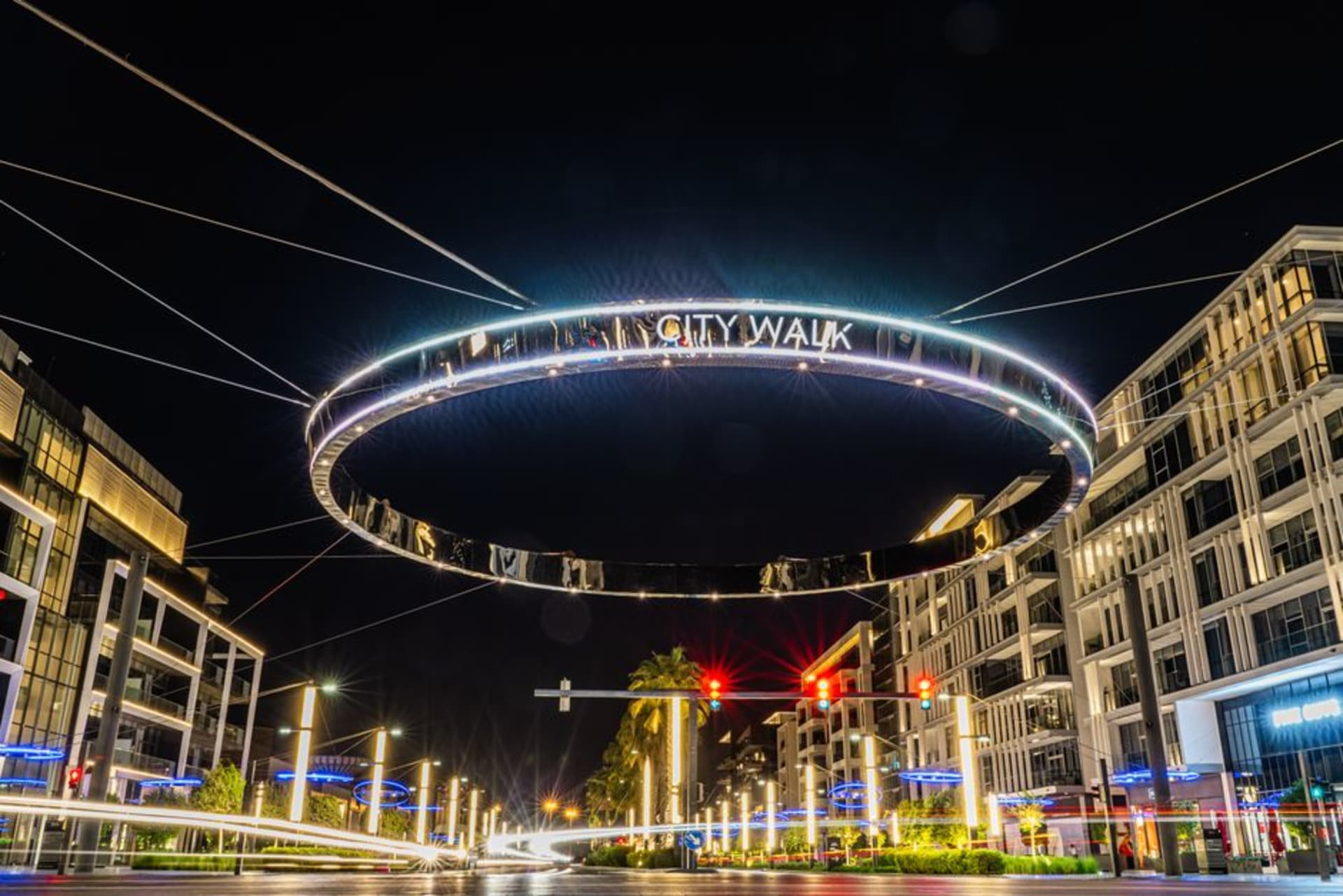 Bulevar peatonal en City Walk Dubái bordeado de boutiques y luces colgantes