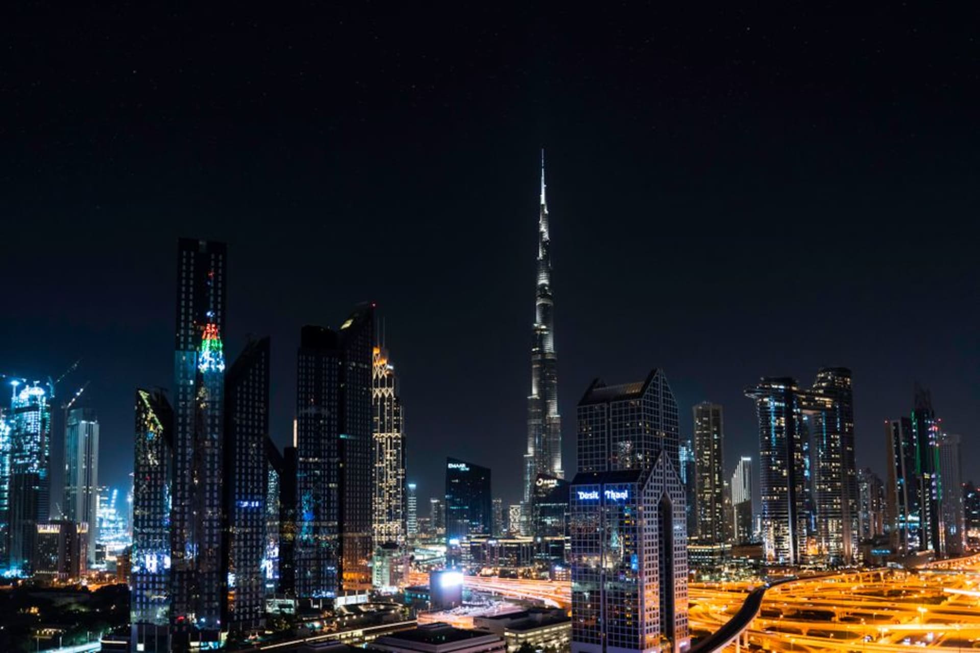 Ligne d'horizon de Downtown Dubaï avec le Burj Khalifa s'élevant au-dessus de Souk Al Bahar