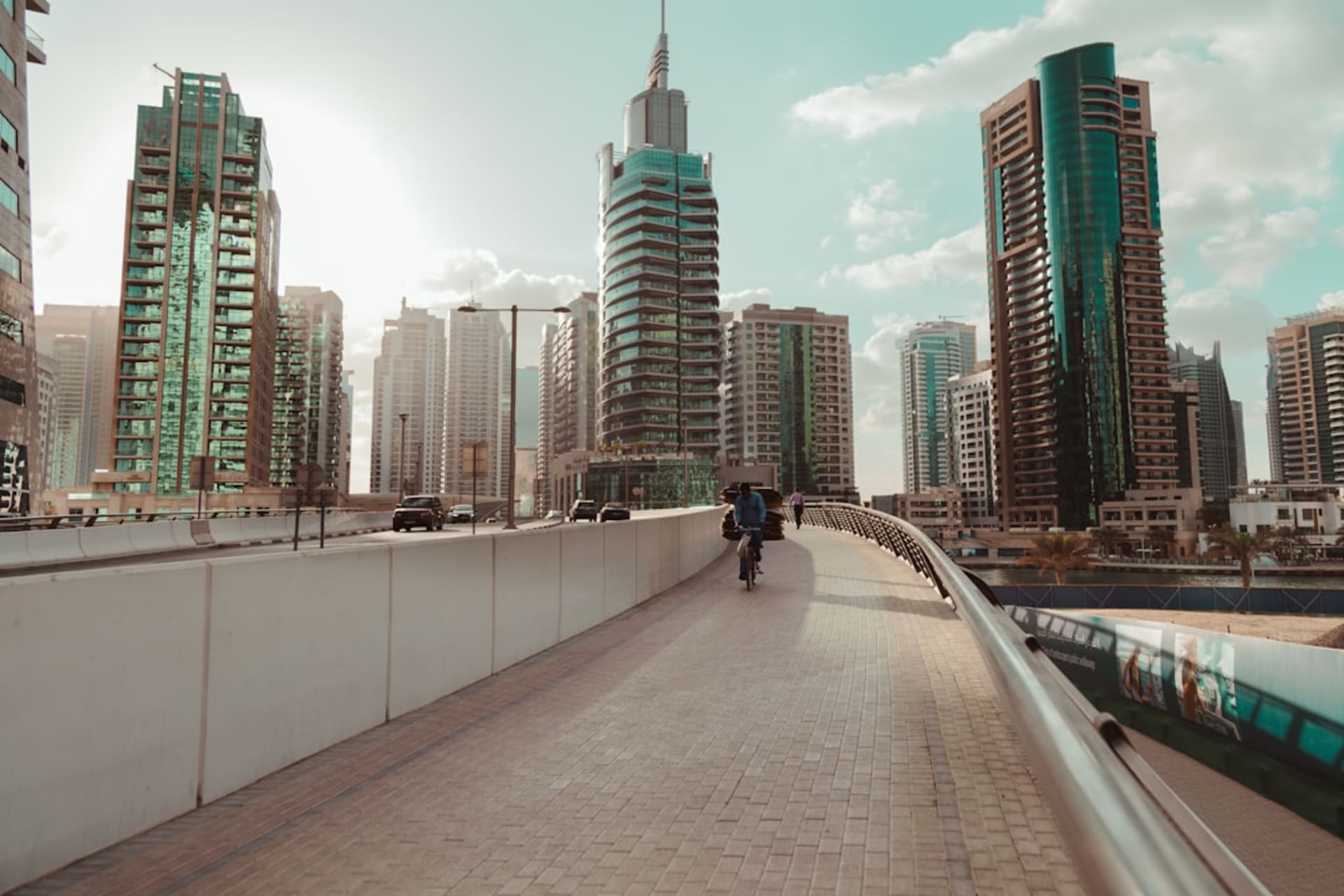 La estructura dorada del Dubai Frame erguida entre el viejo y el nuevo Dubái
