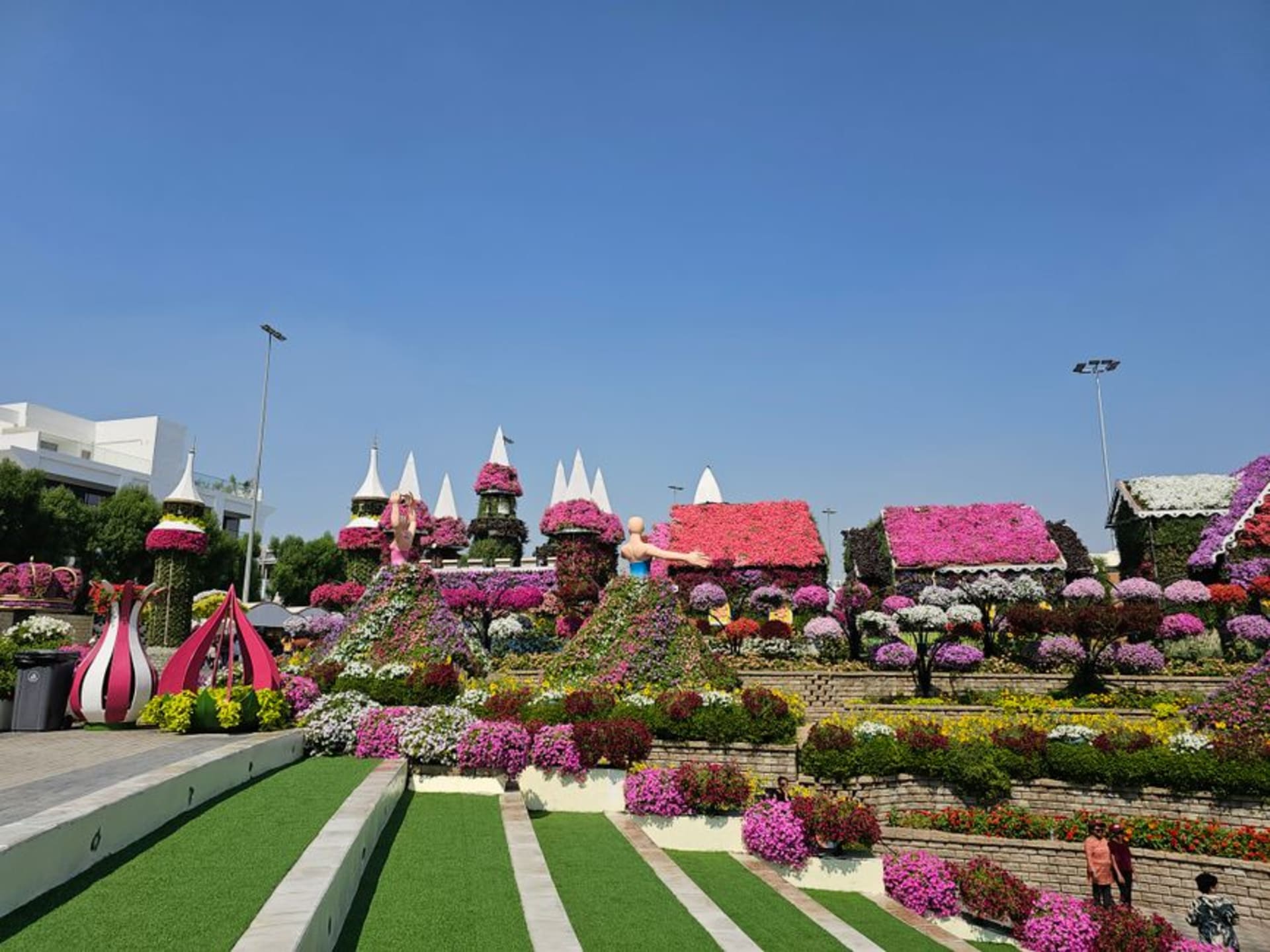 Hileras de vibrantes arcos florales y esculturas de flores en Dubai Miracle Garden