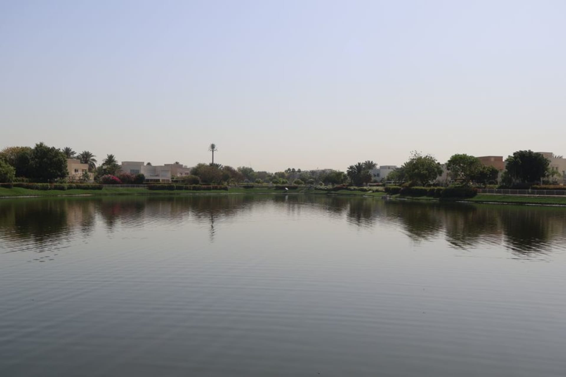 Hileras de edificios de oficinas modernos en Dubai Silicon Oasis bajo un cielo plano de tarde