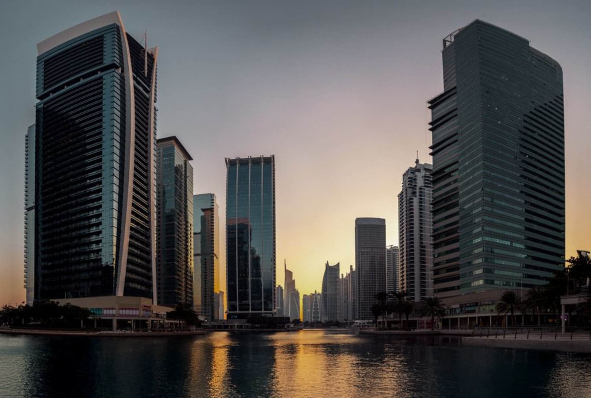 Torres reflejadas en uno de los lagos artificiales de Jumeirah Lake Towers al anochecer