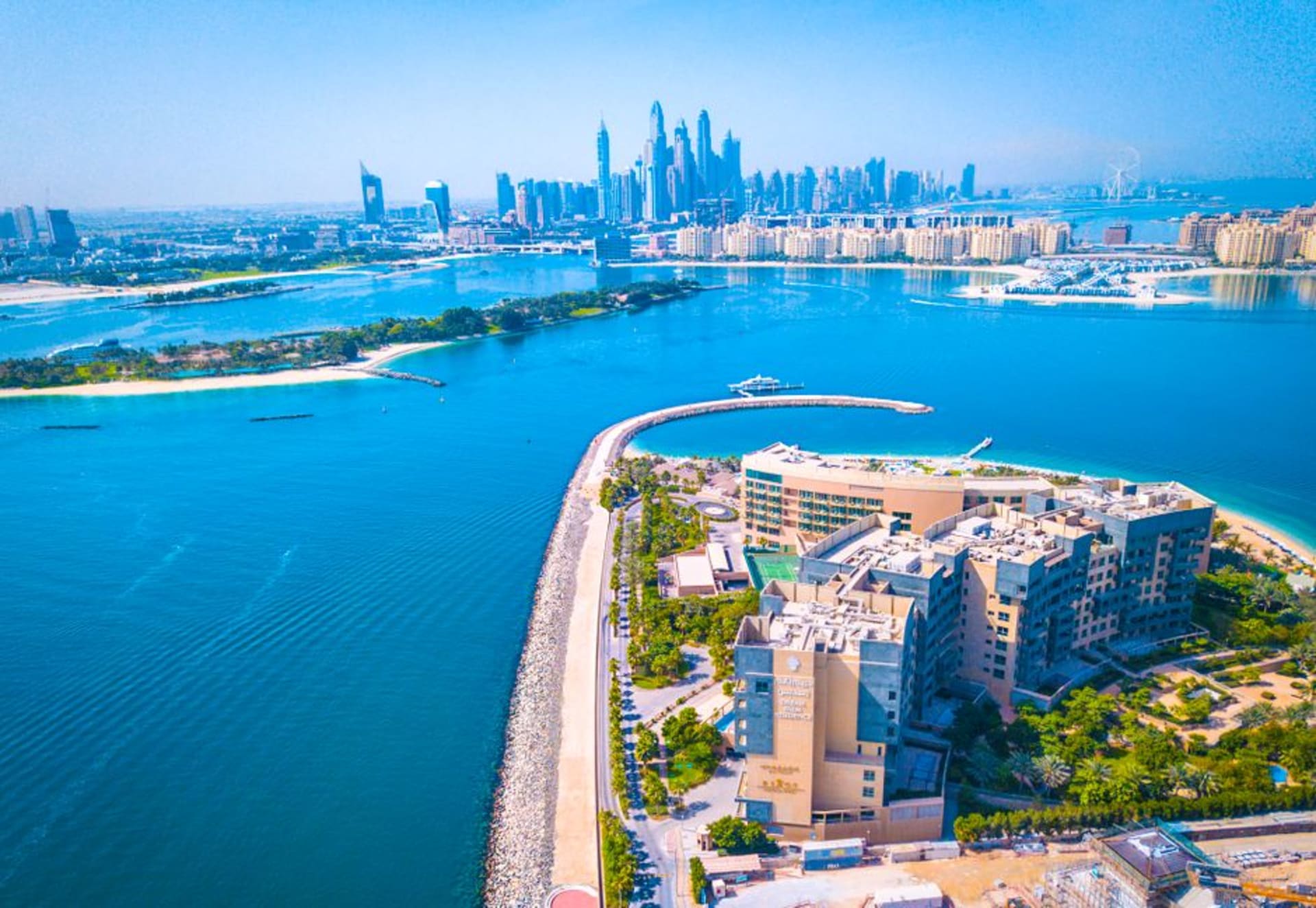 Vue aérienne de la forme en palme de Palm Jumeirah contre le littoral du Golfe