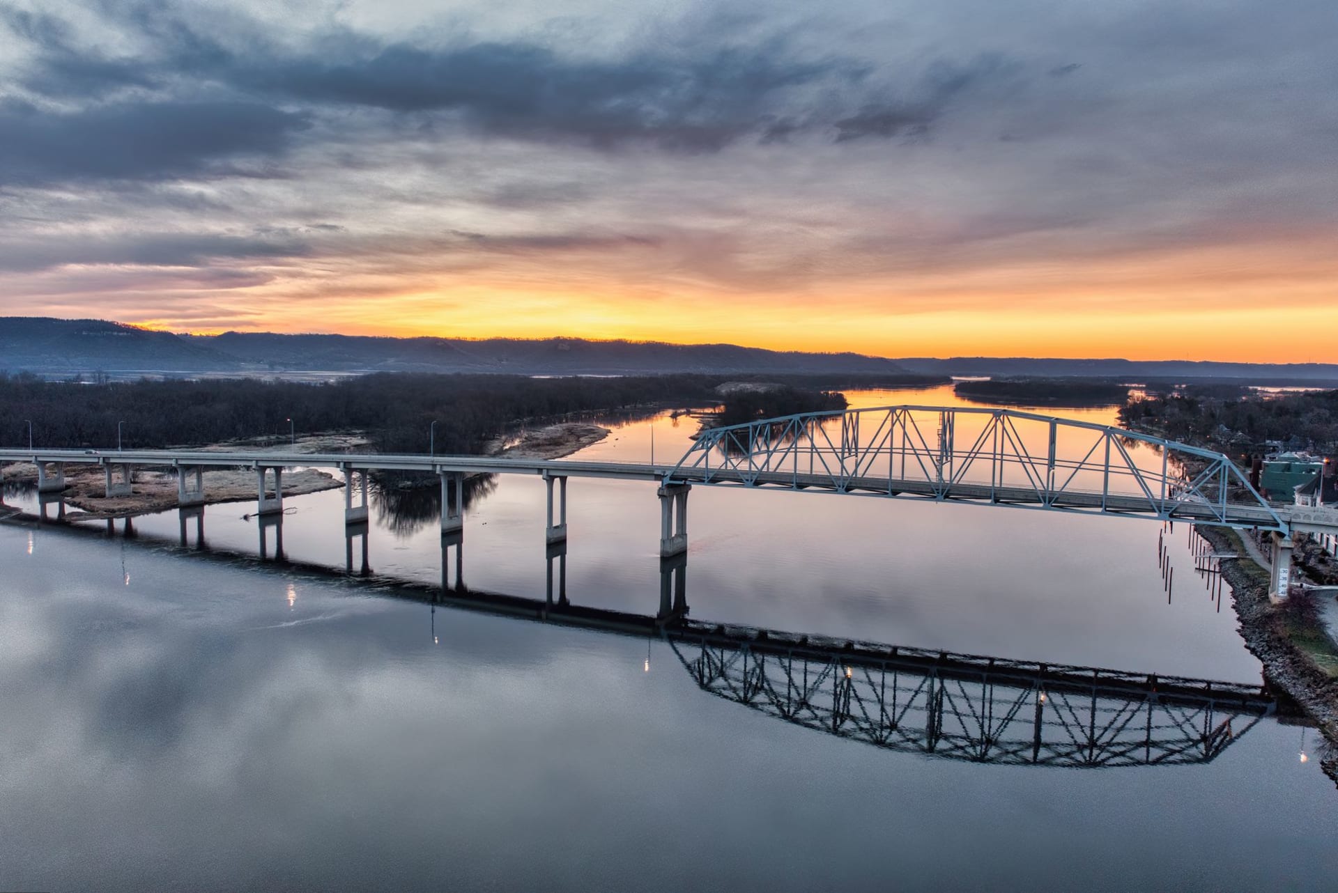 Una mansión de estilo anteguerra con columnas blancas dominando el acantilado del río Mississippi en Natchez