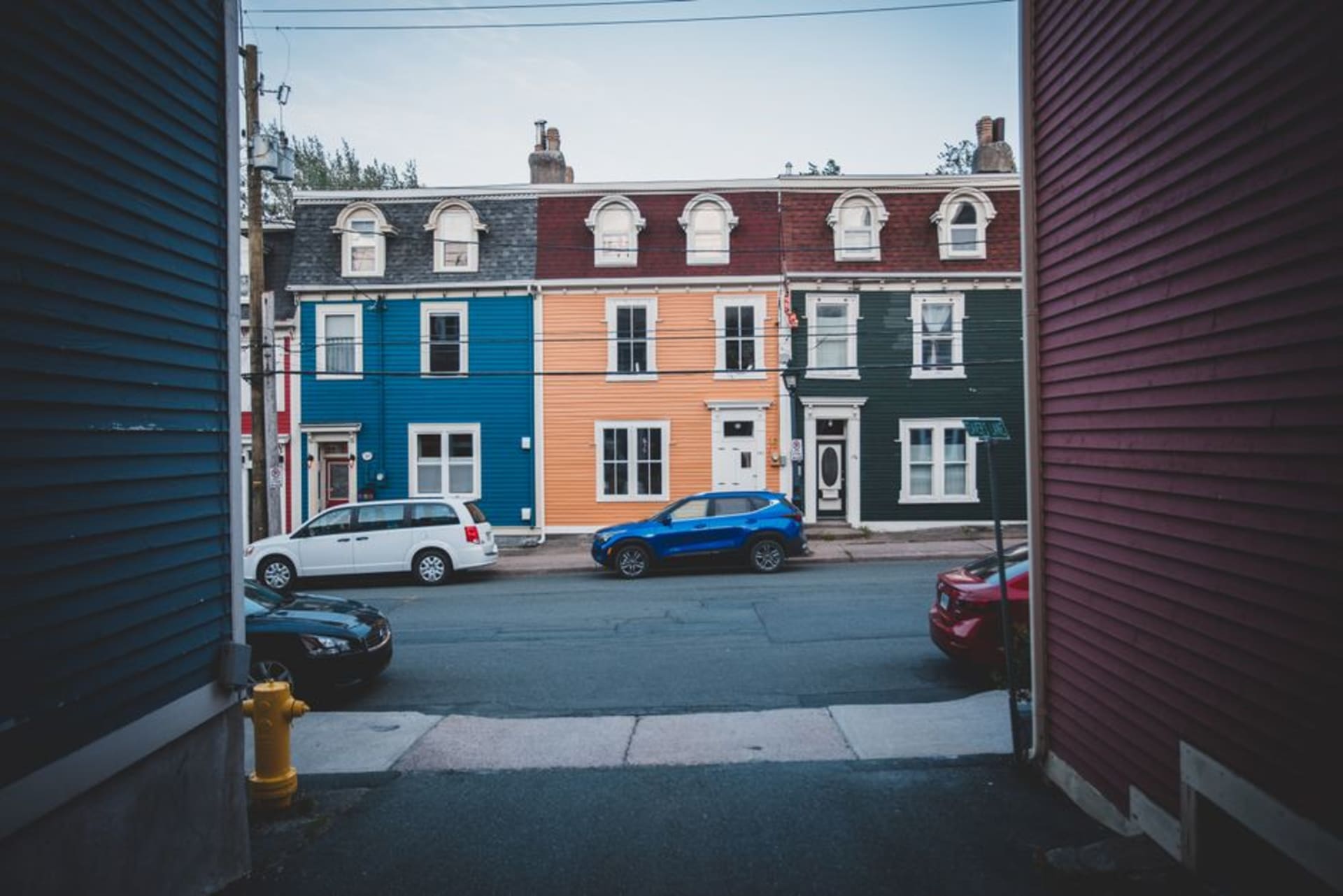 Cobblestone streets and colonial brick rowhouses in historic New Castle, Delaware