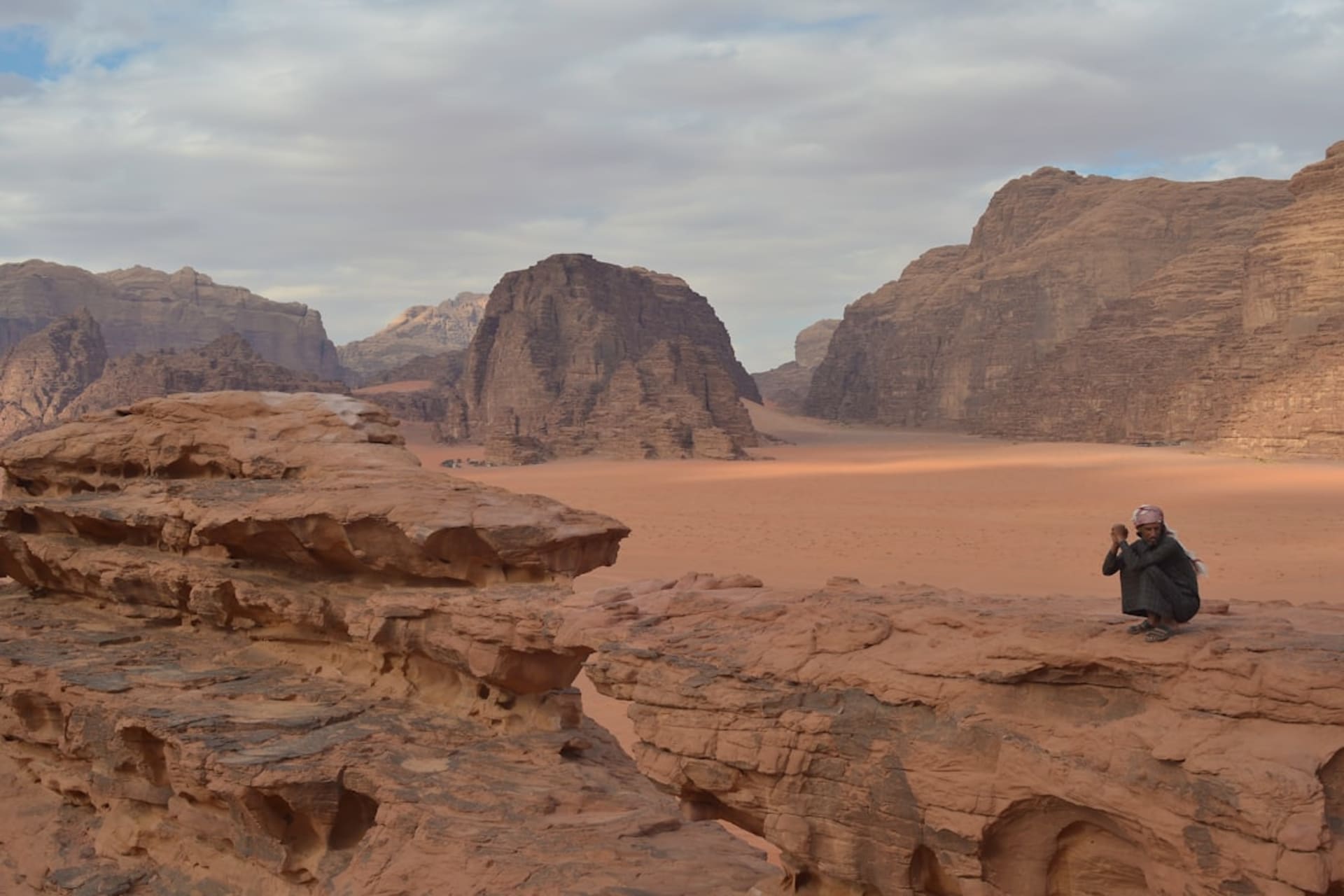 Un estrecho cañón de ranura de arenisca con paredes cubiertas de antiguos petroglifos e inscripciones, rayos de luz del desierto cayendo a través de la grieta superior
