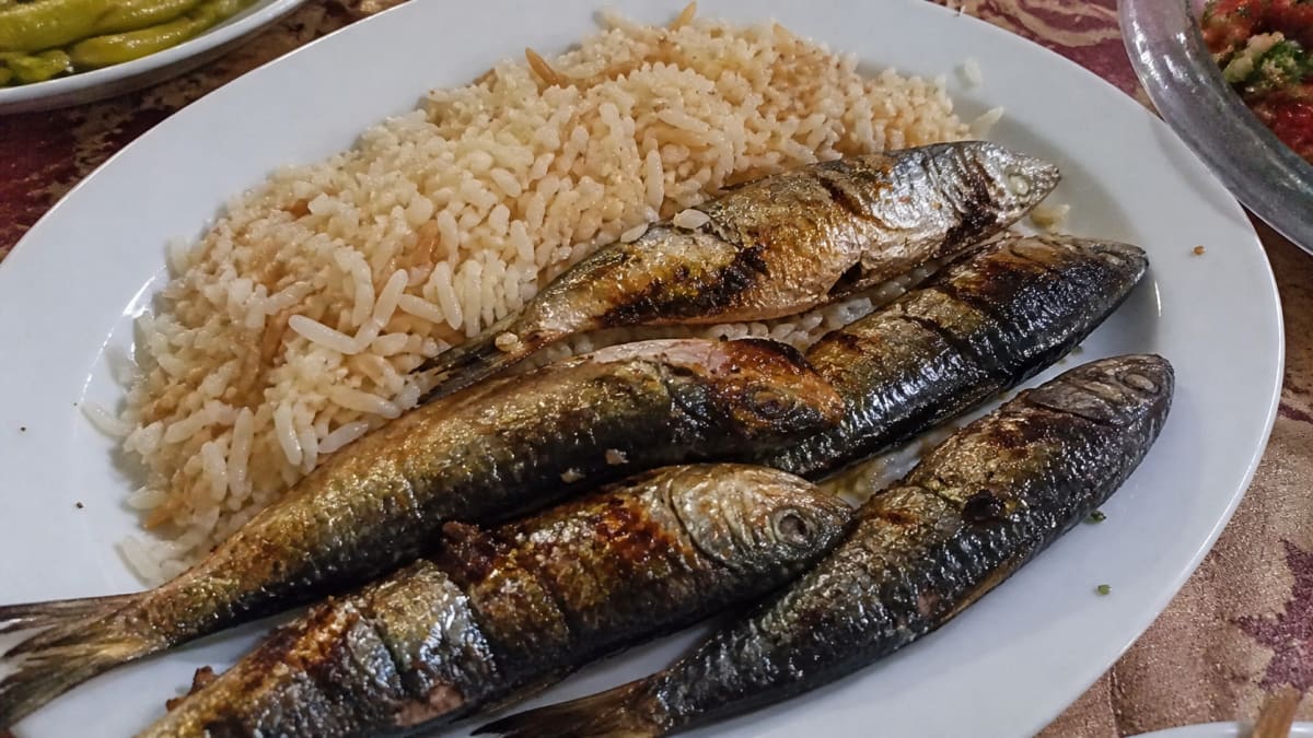 سمك السردين المشوي مع الأرز