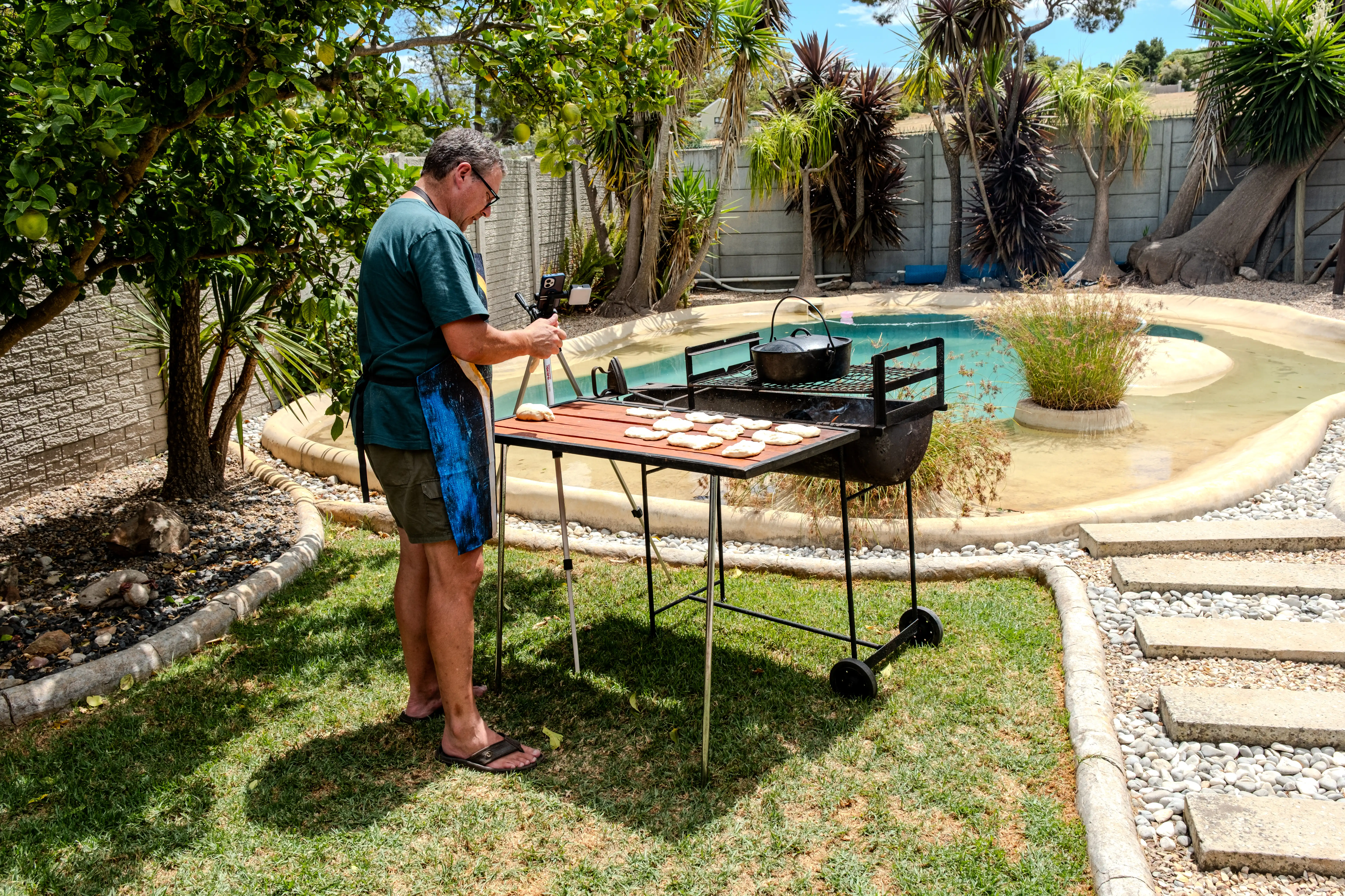 Anton van Geest agter die kamera by die vuur