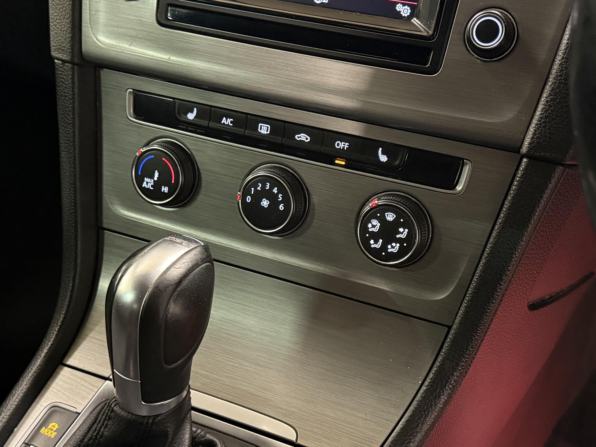 2014 Volkswagen Golf - Image 28