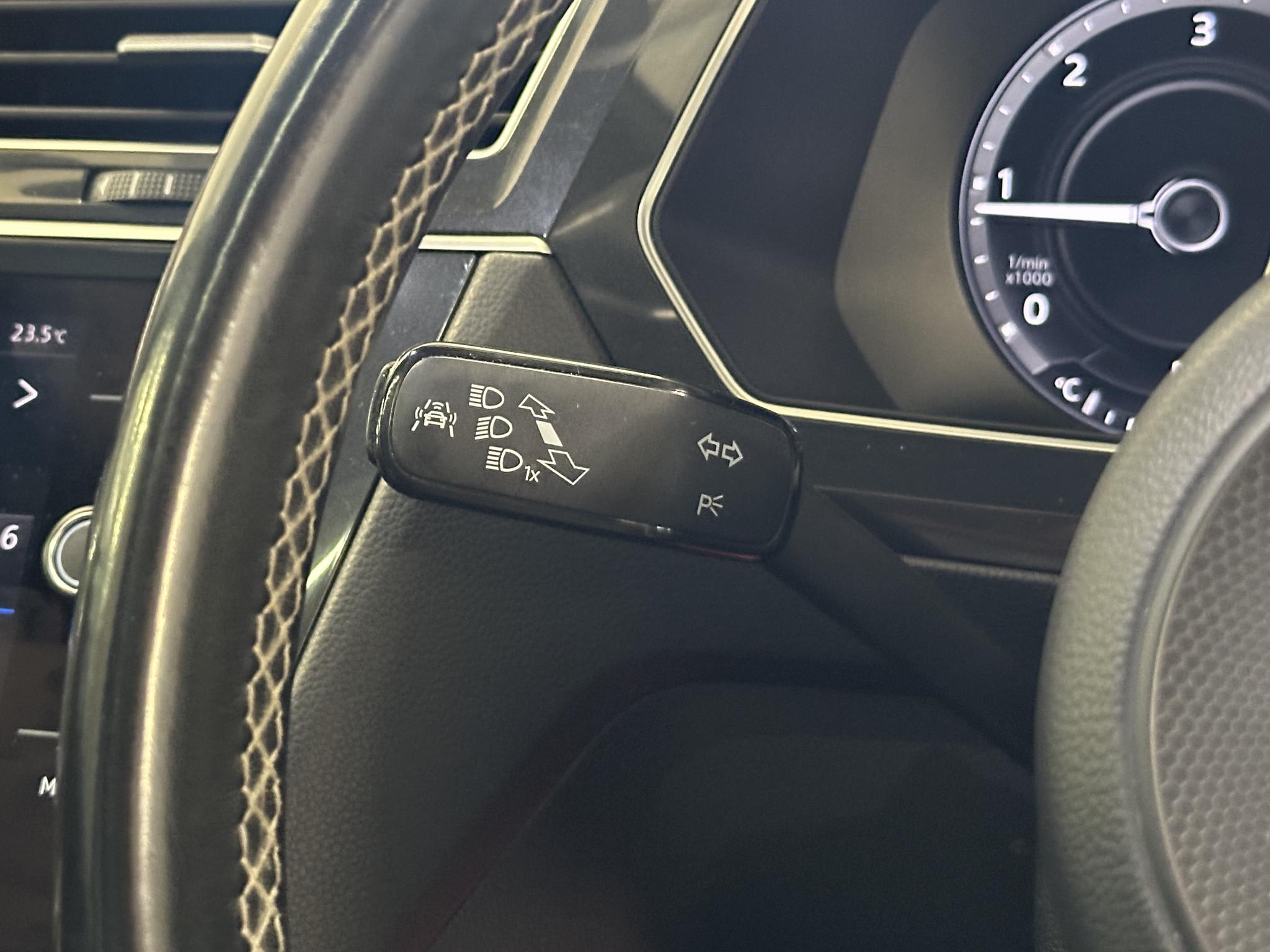 2018 Volkswagen Tiguan - Image 28