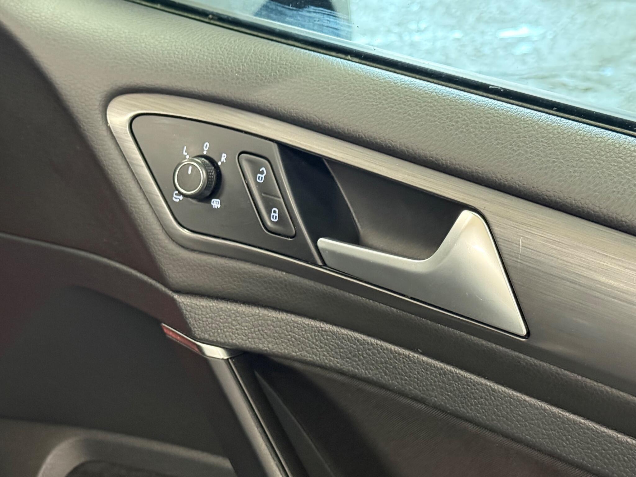 2018 Volkswagen e-Golf - Image 24