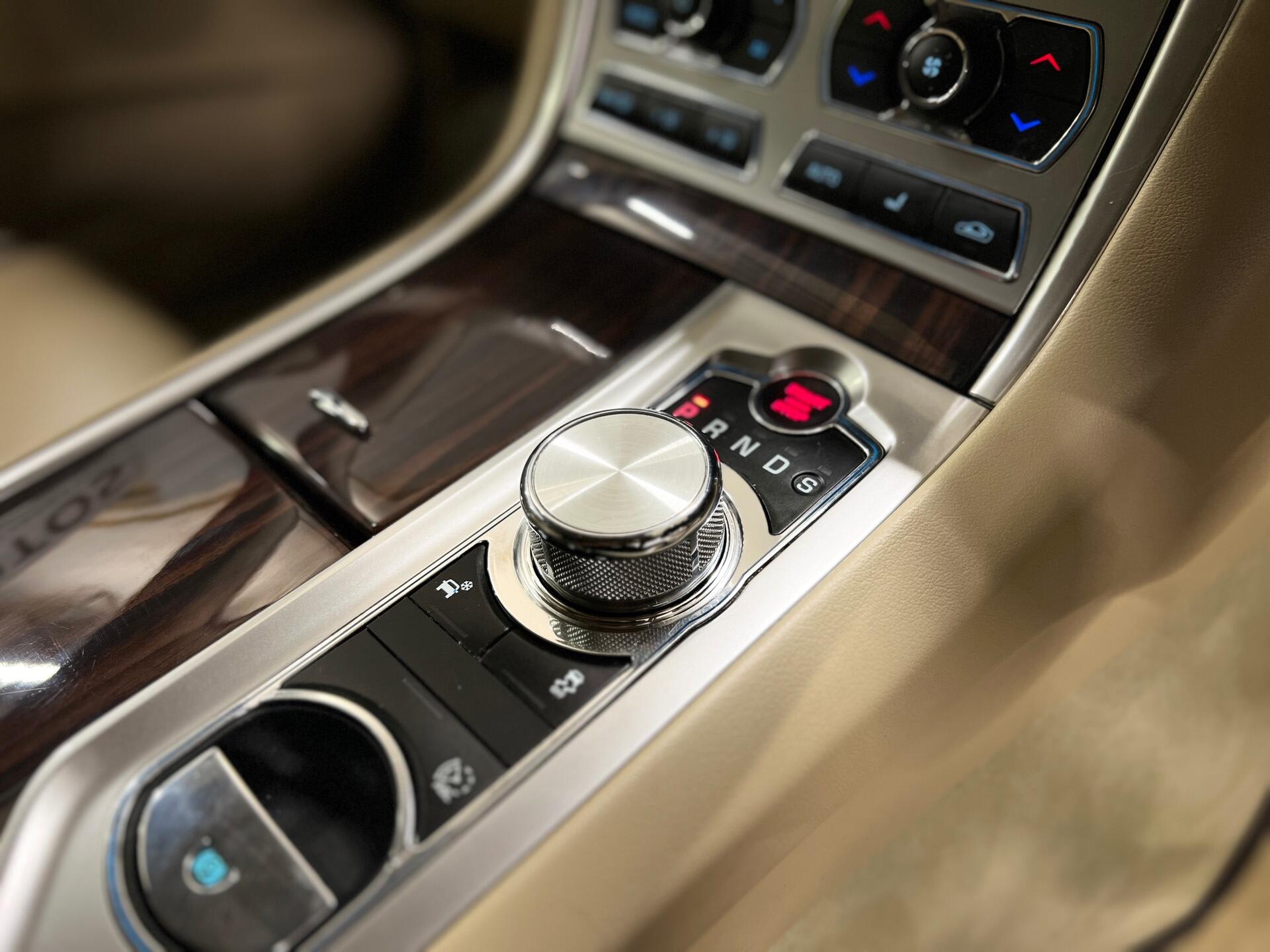 2014 Jaguar XF - Image 51