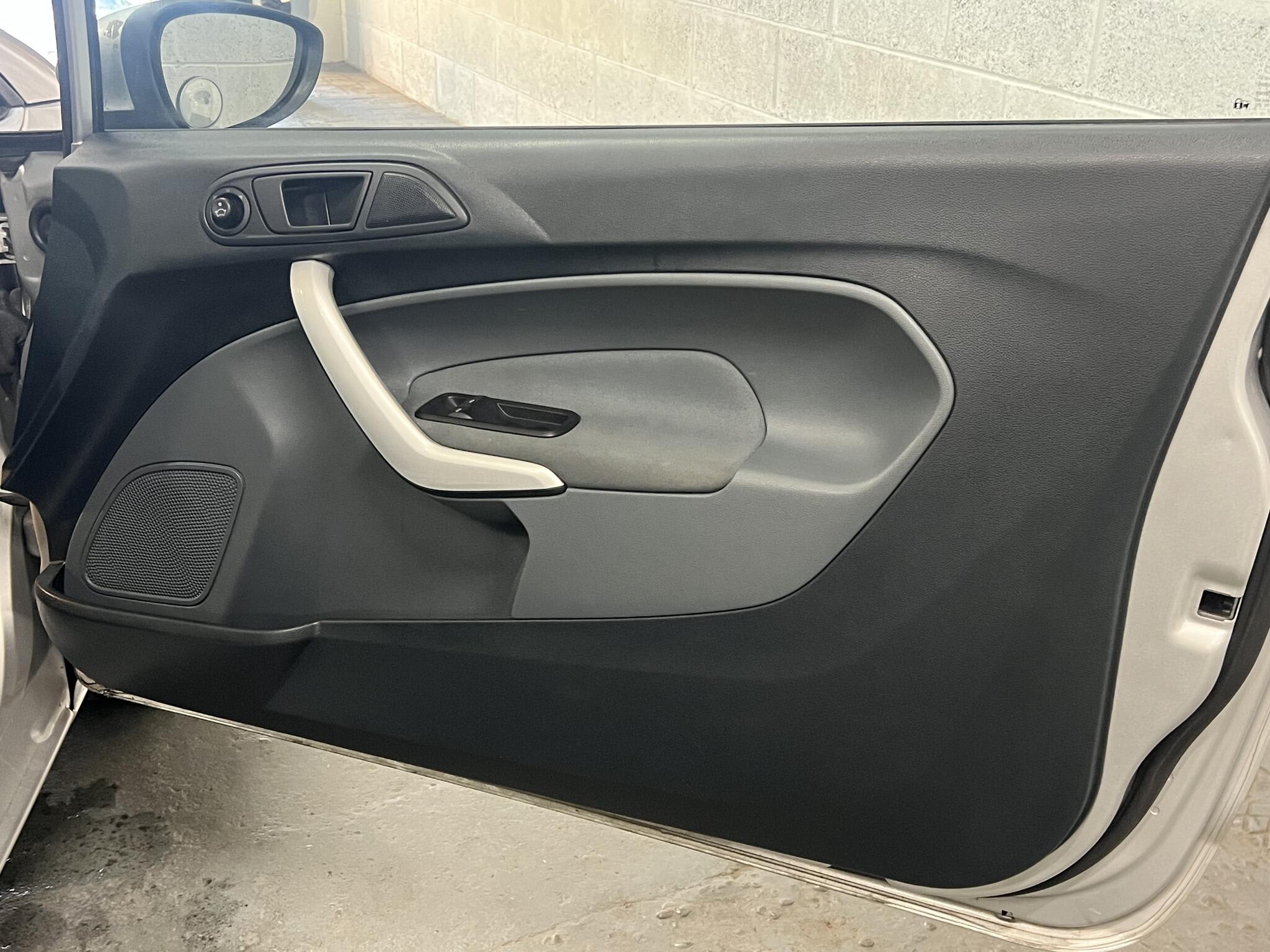 2009 Ford Fiesta - Image 17