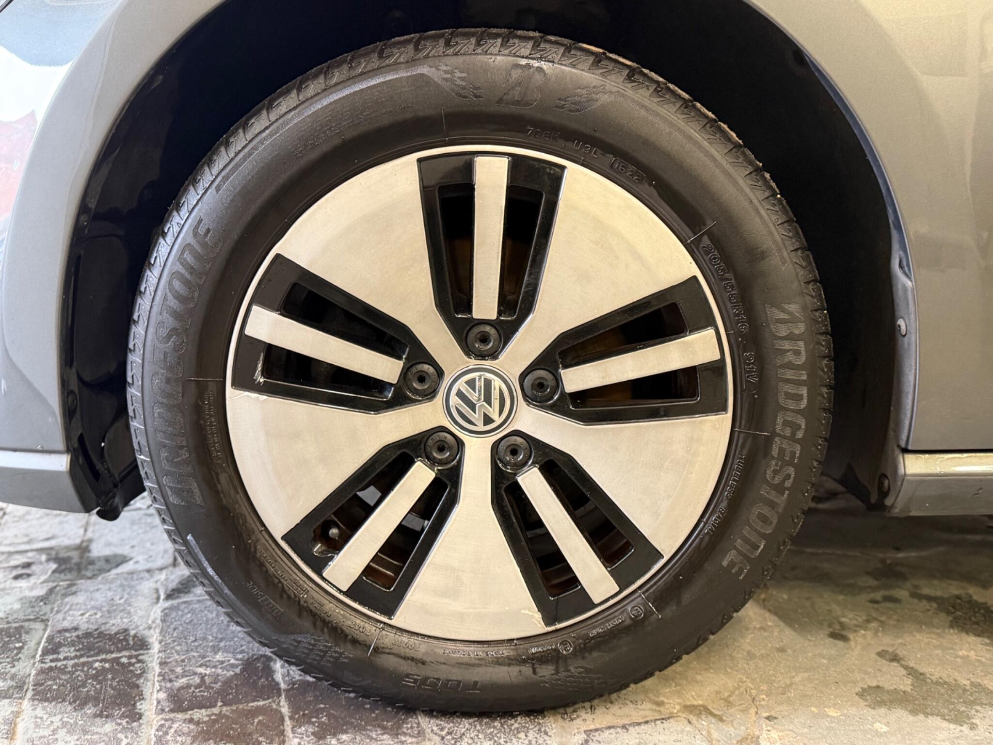 2018 Volkswagen e-Golf - Image 18