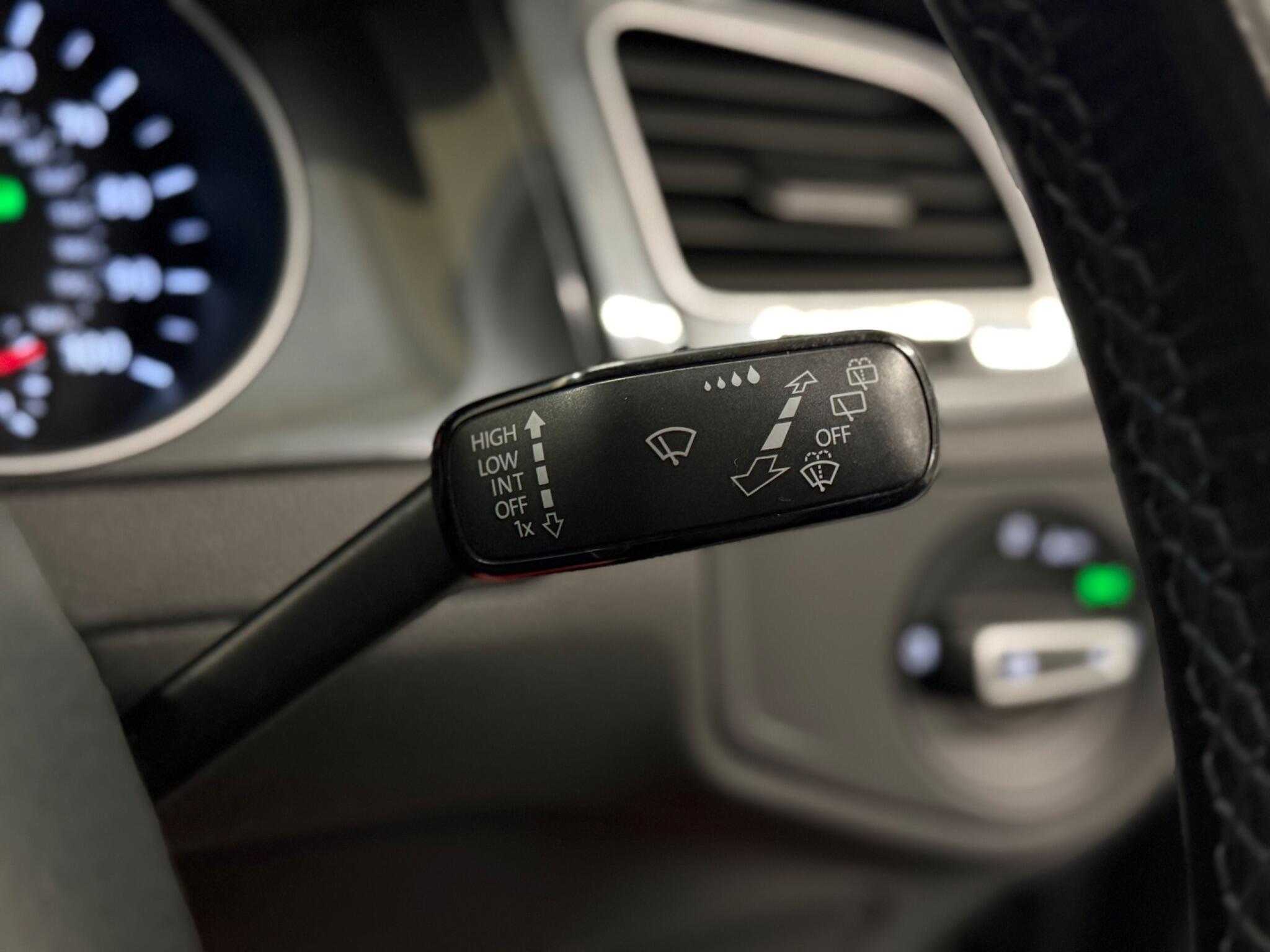 2018 Volkswagen e-Golf - Image 30