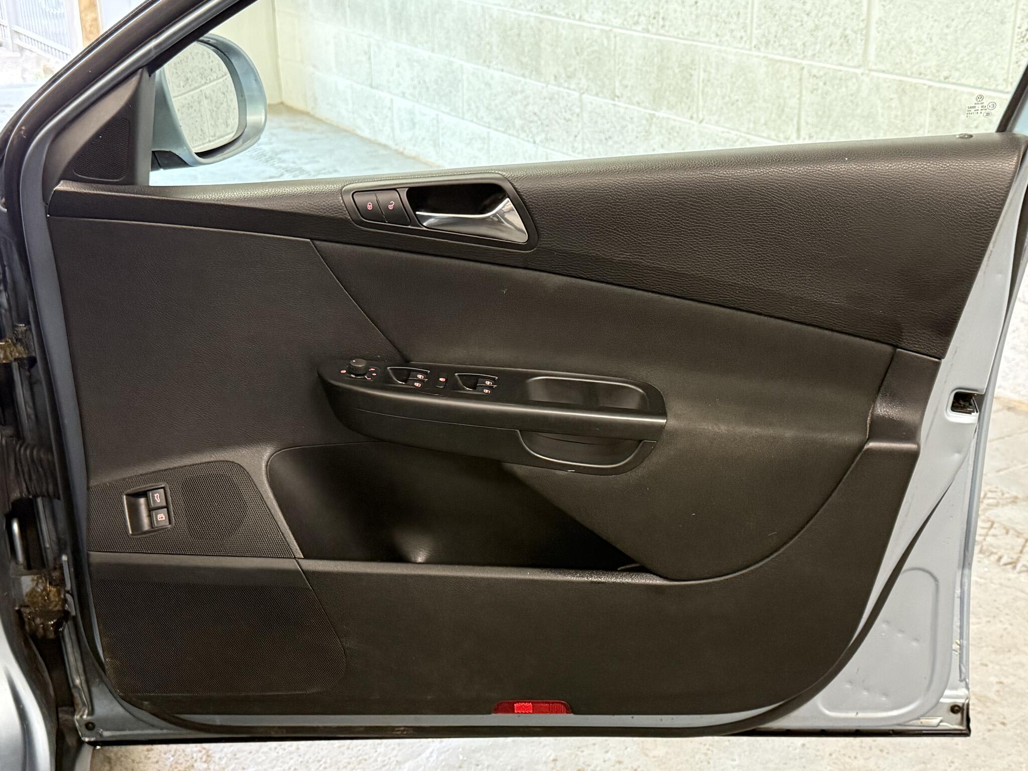 2007 Volkswagen Passat - Image 16