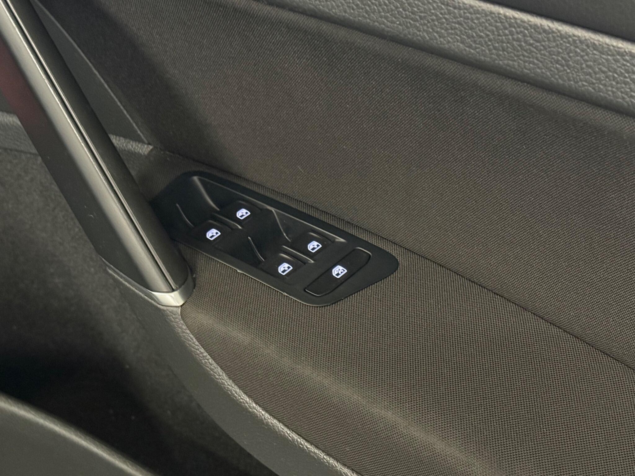 2018 Volkswagen e-Golf - Image 23