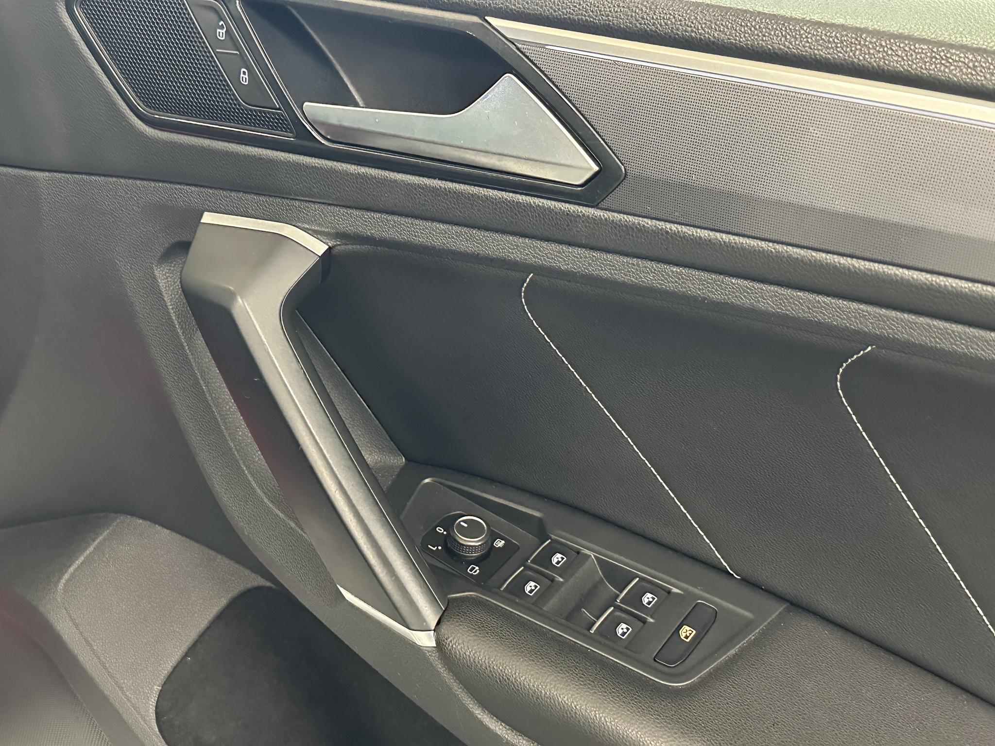 2018 Volkswagen Tiguan - Image 24