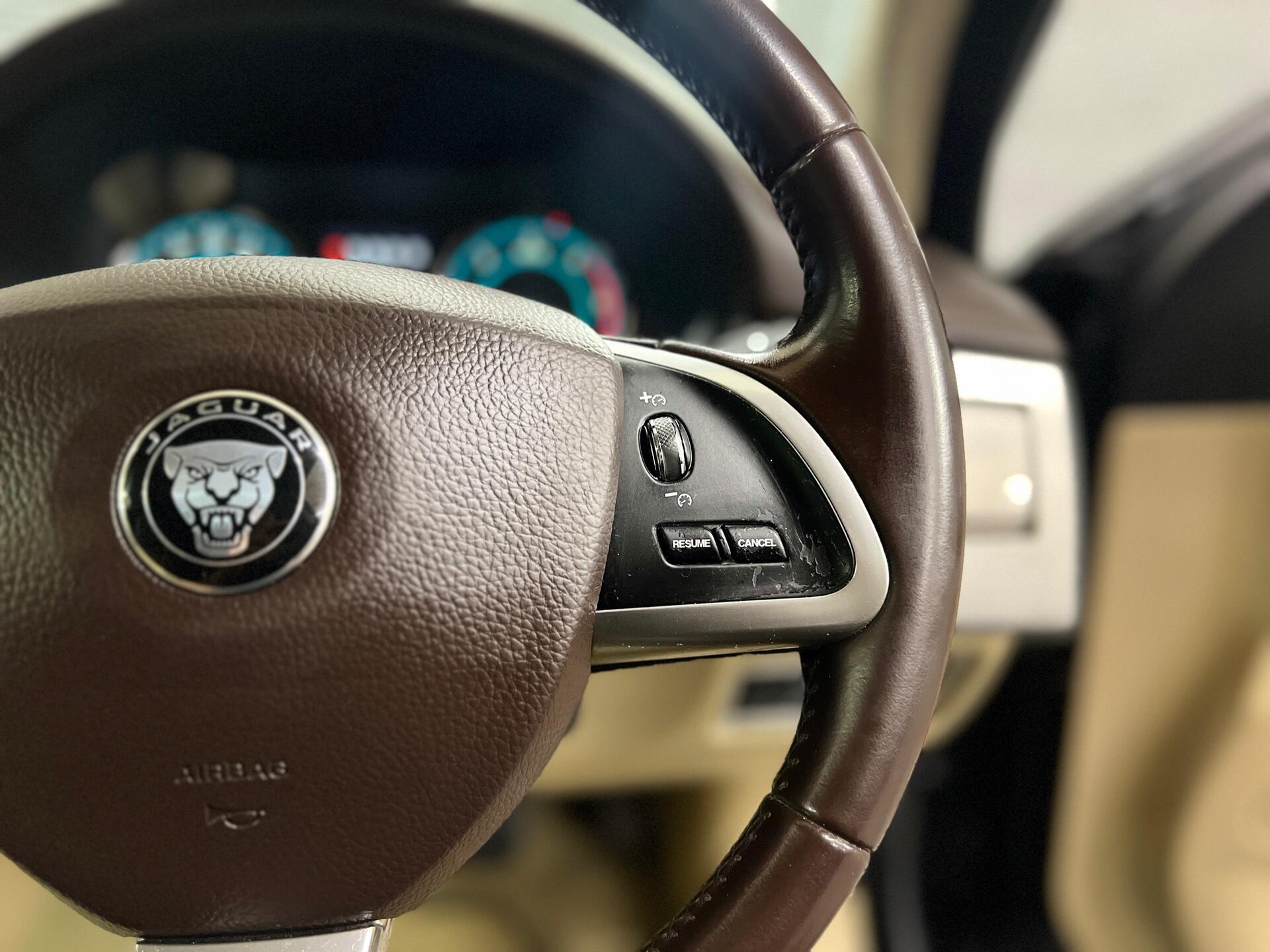 2014 Jaguar XF - Image 39