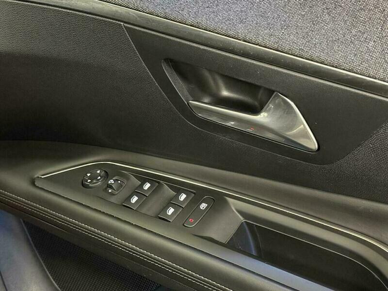 2017 Peugeot 3008 - Image 24