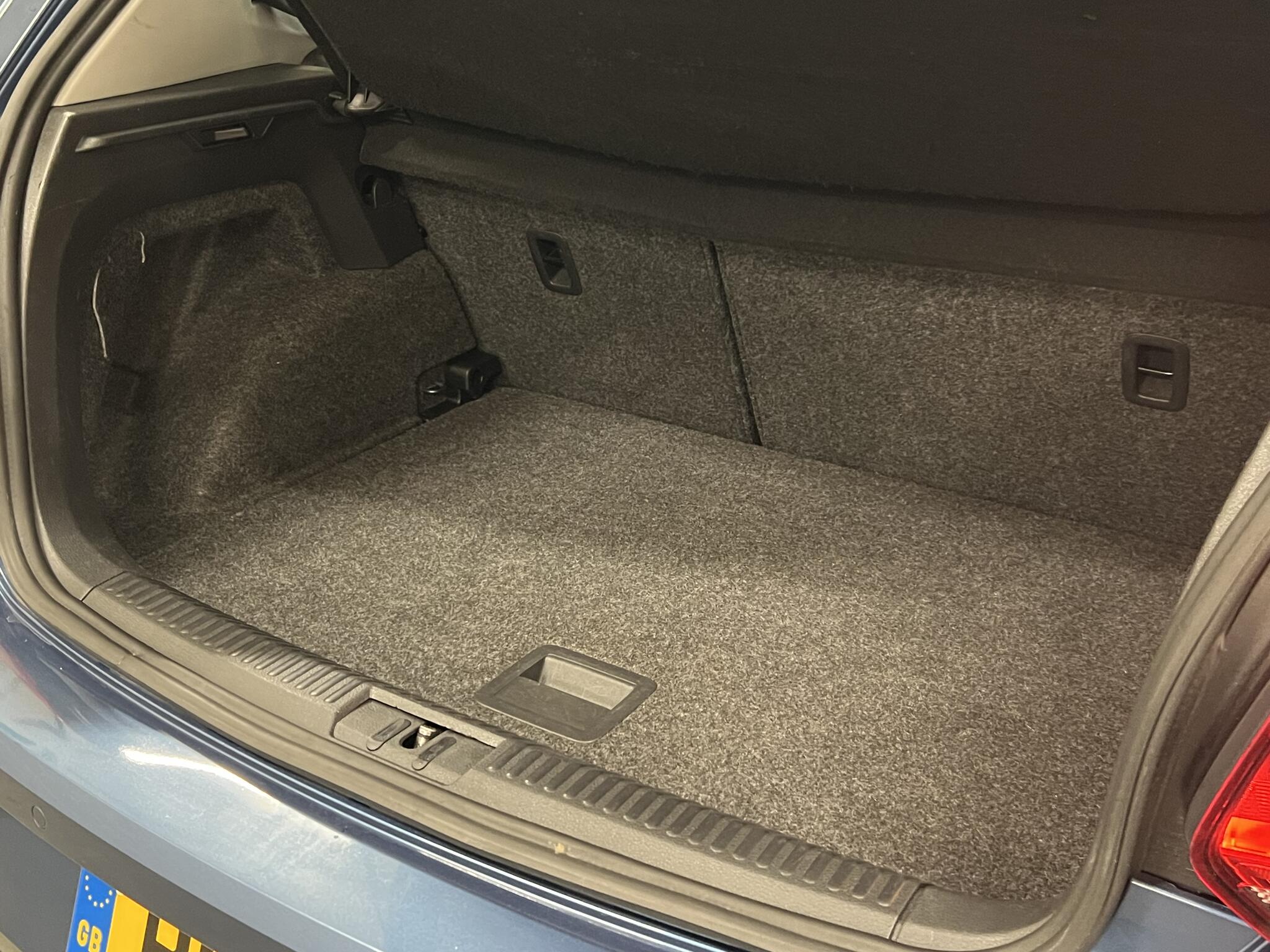 2015 Volkswagen Polo - Image 40