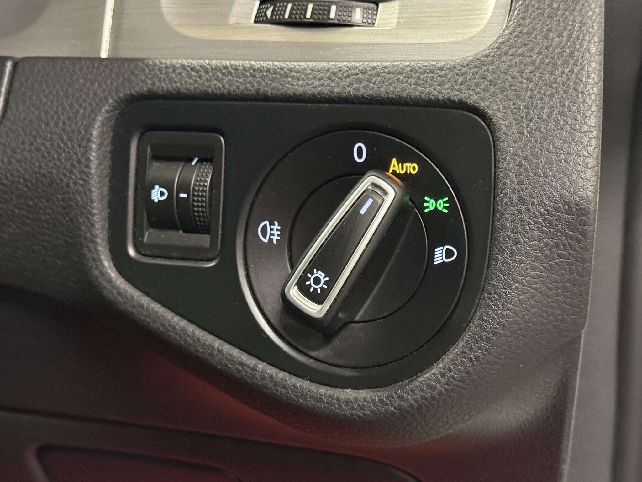 2014 Volkswagen Golf - Image 26