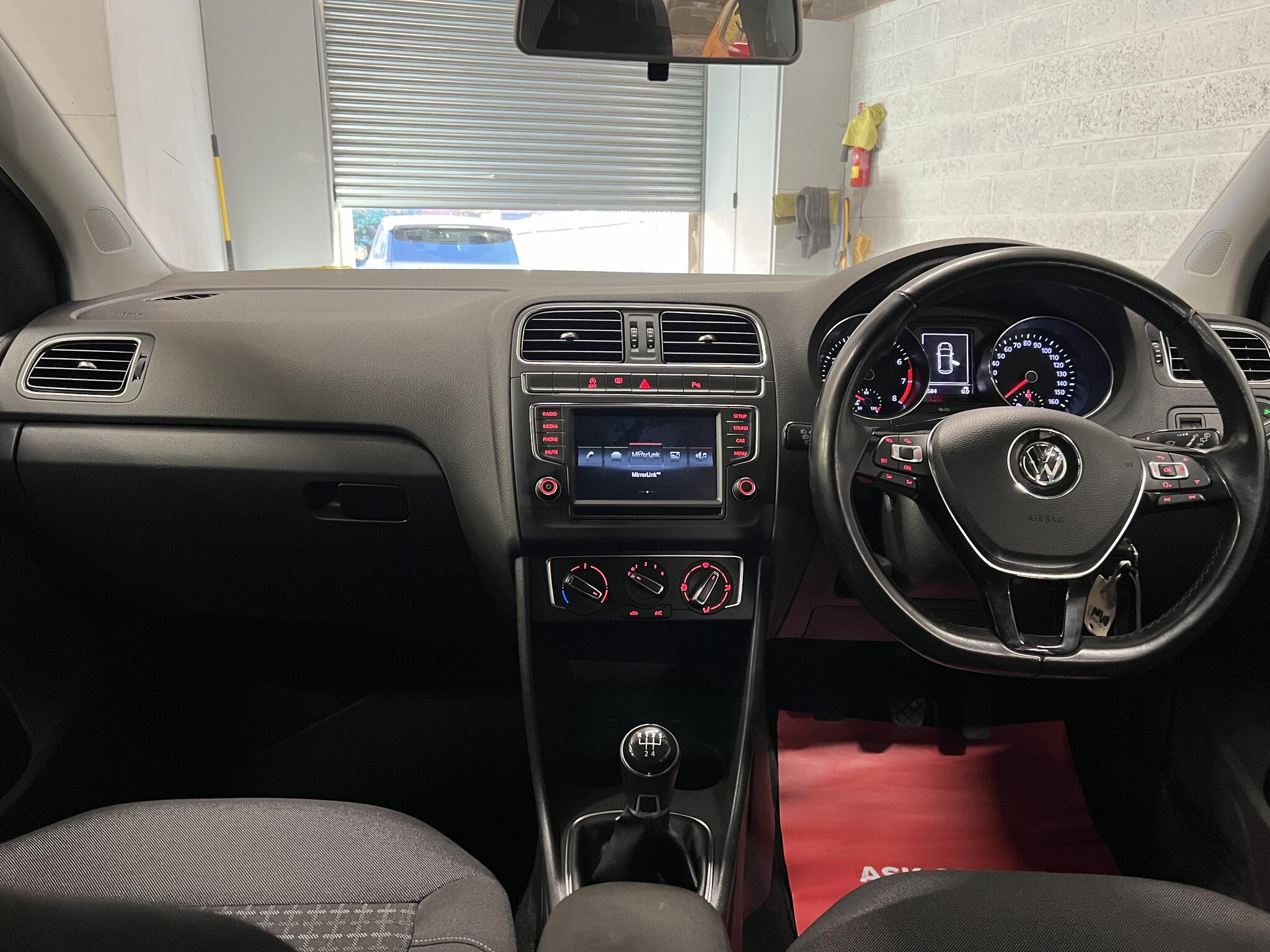 2015 Volkswagen Polo - Image 35