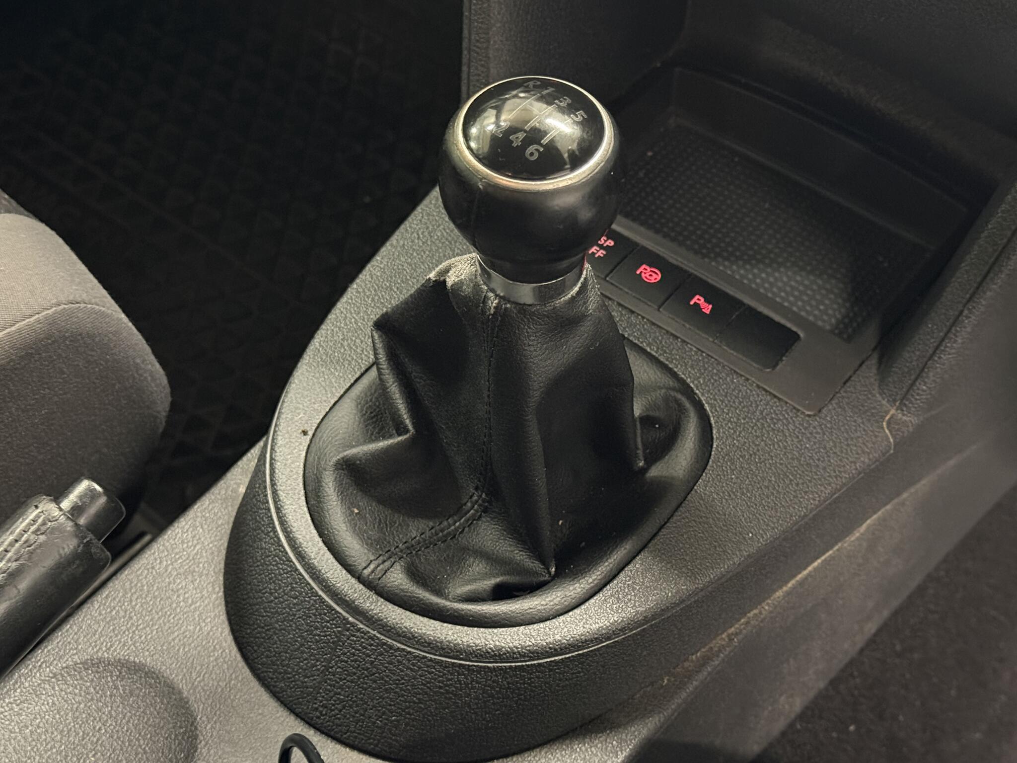 2010 Volkswagen Touran - Image 28