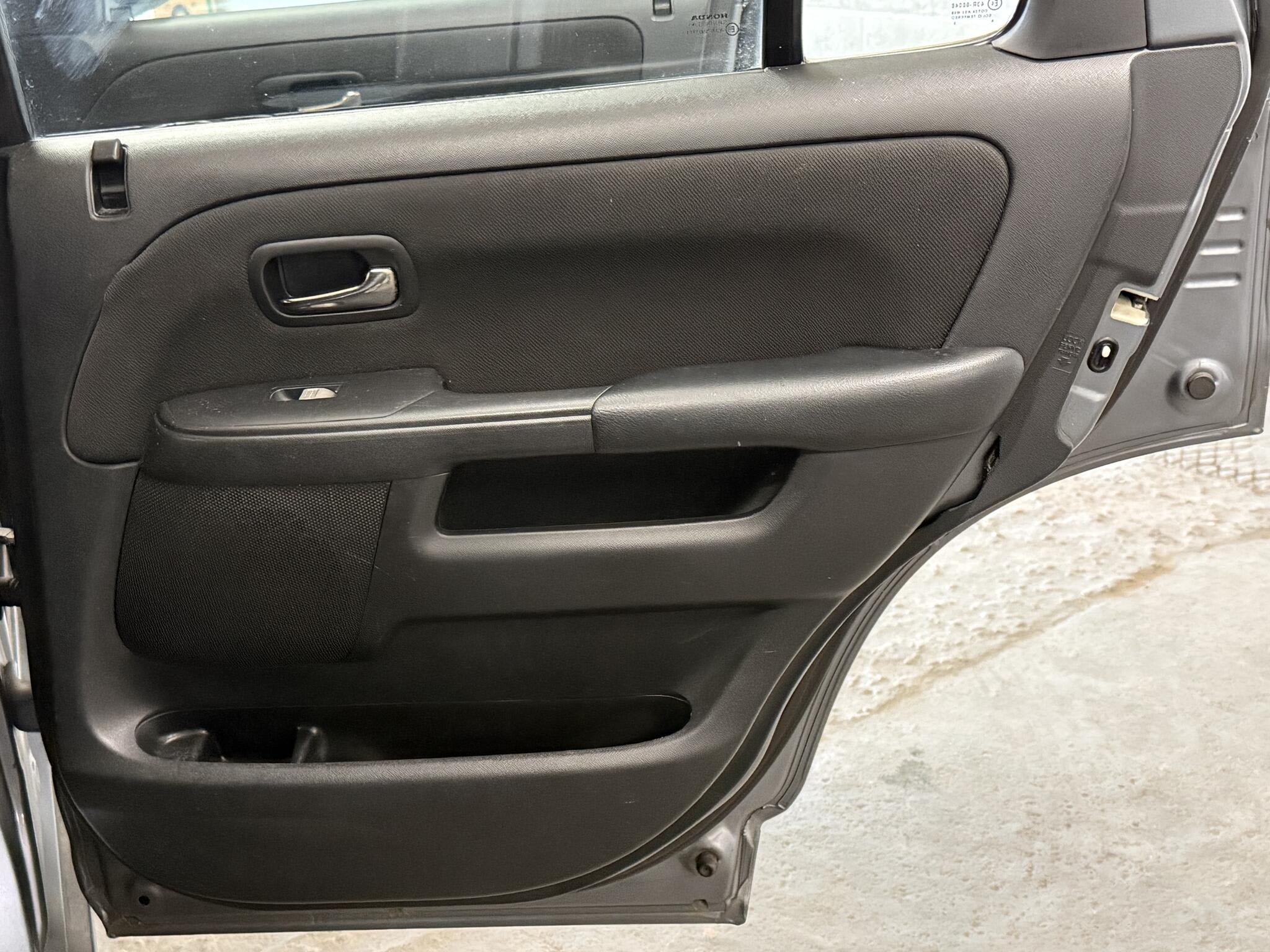 2005 Honda CR-V - Image 32