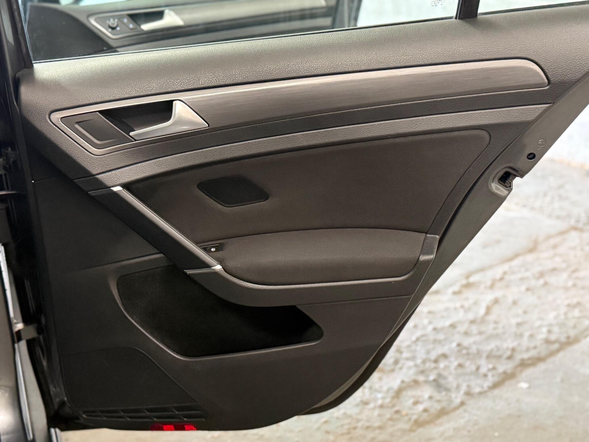 2018 Volkswagen e-Golf - Image 45