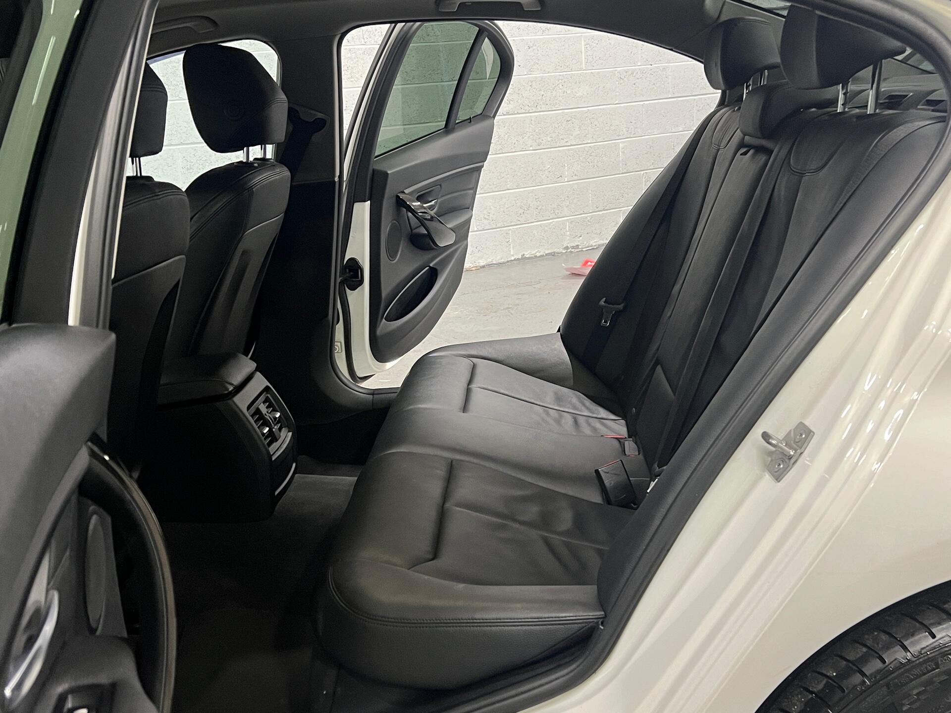 2014 BMW 3 Series - Image 40