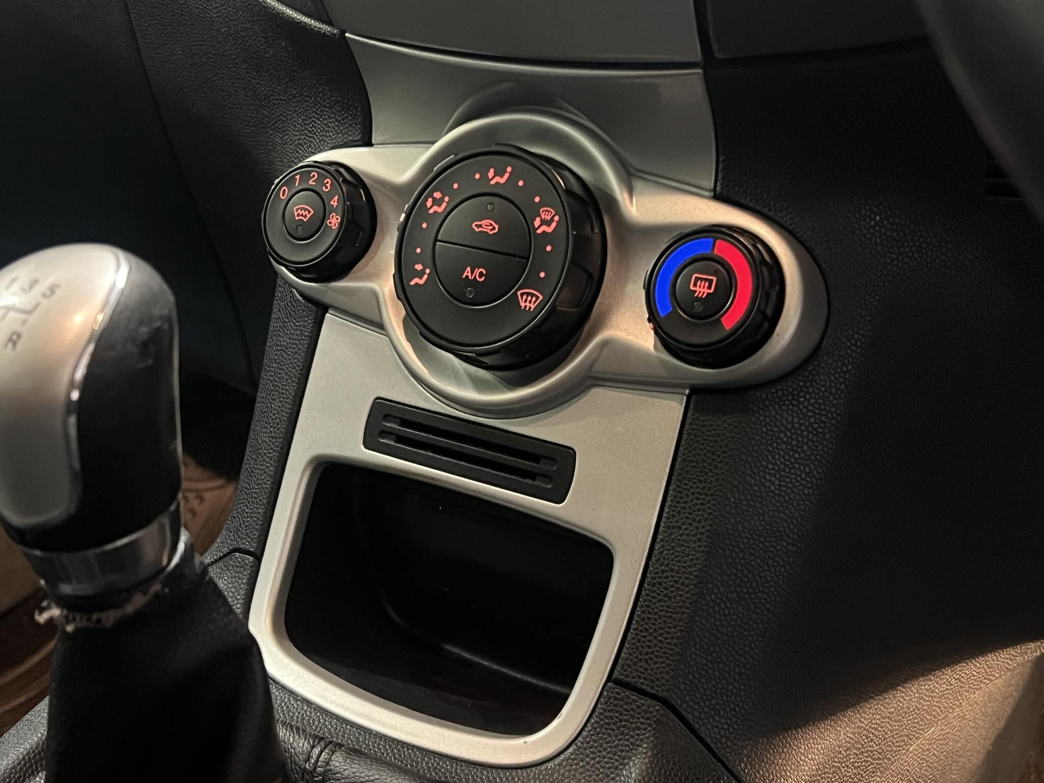 2009 Ford Fiesta - Image 31