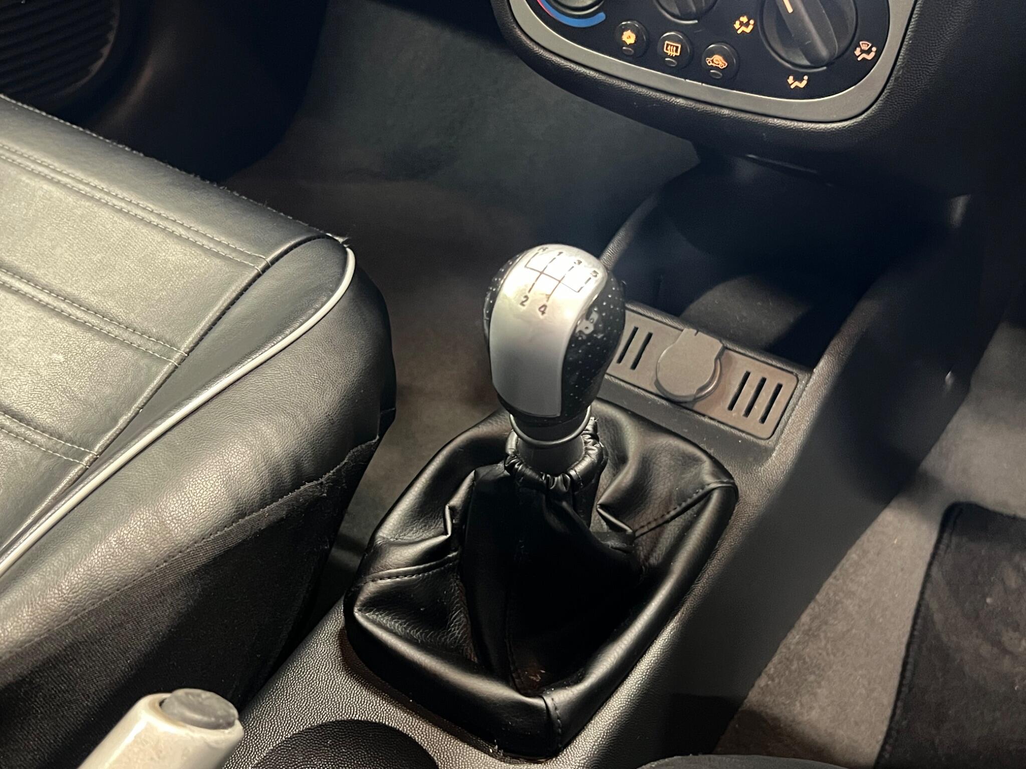 2005 Vauxhall Corsa - Image 28