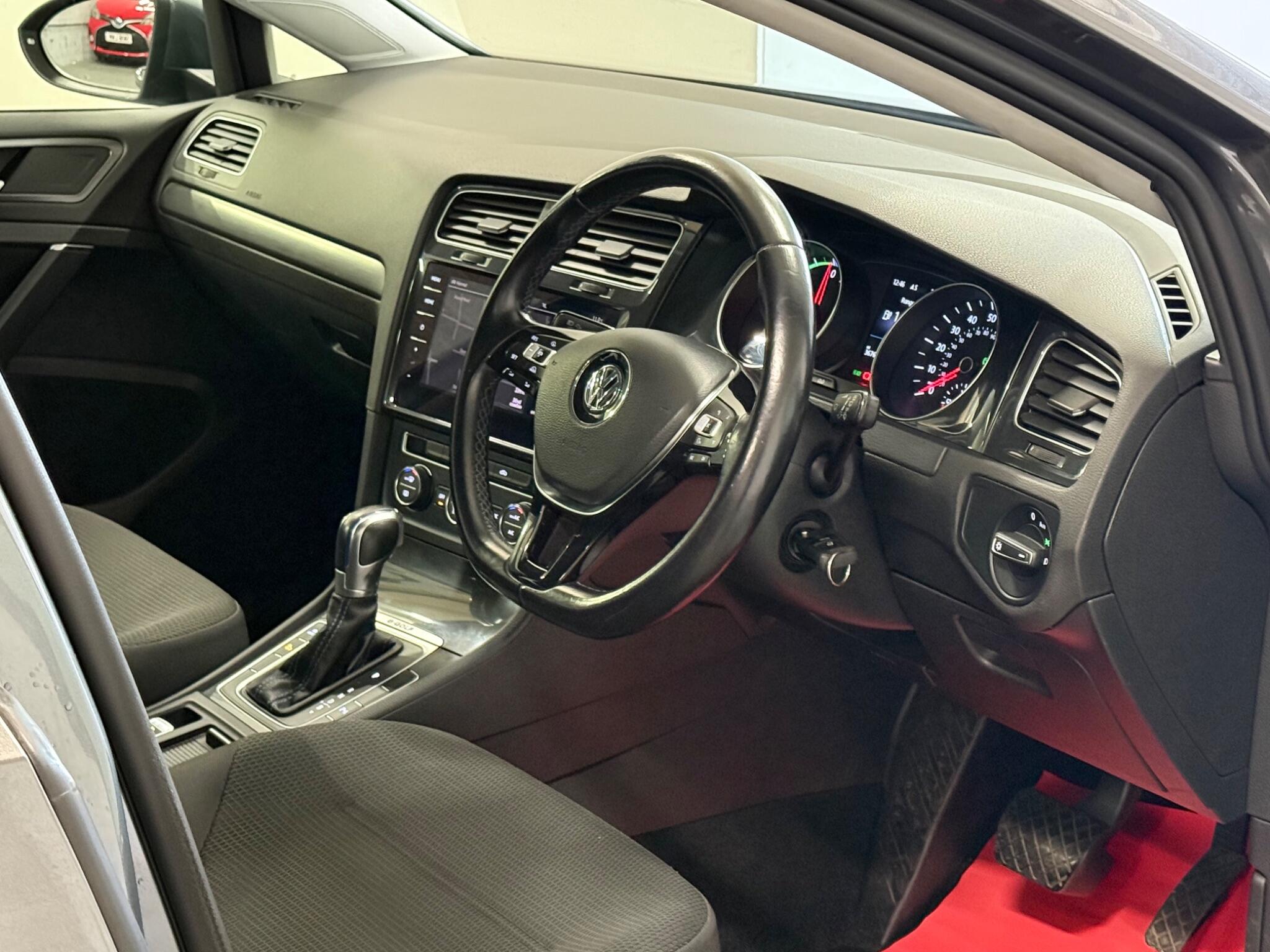 2018 Volkswagen e-Golf - Image 21